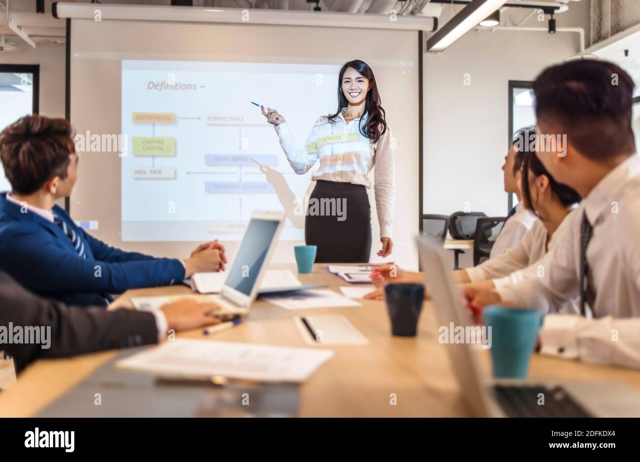 Geschäftsfrau bei der Präsentation im Konferenzraum Stockfoto