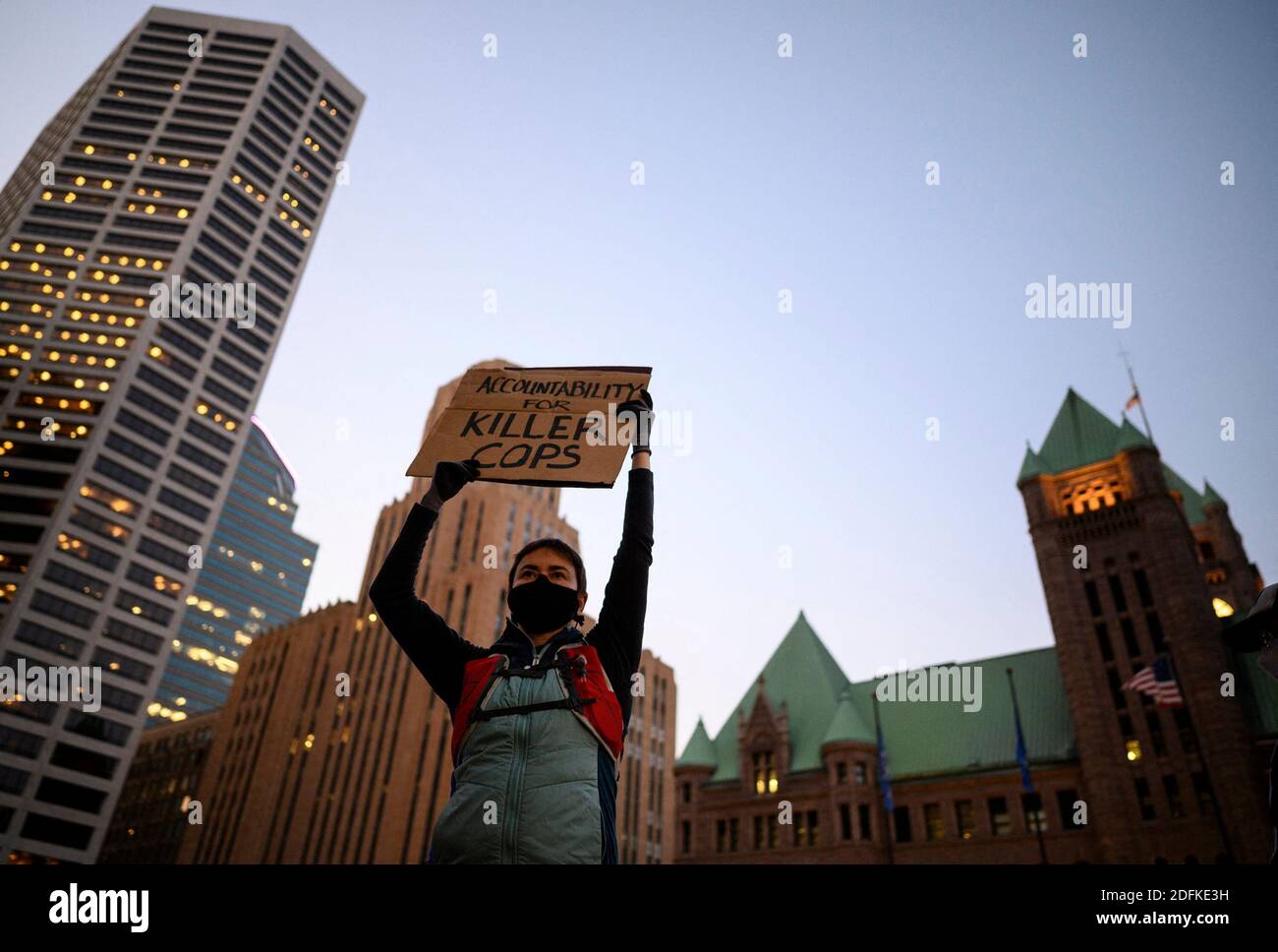 KEIN FILM, KEIN VIDEO, KEIN Fernsehen, KEIN DOKUMENTARFILM - EIN Proteter hört Sprecher am Donnerstag, 8. Oktober 2020, außerhalb des Hennepin County Government Center in Minneapolis, einen Tag nach der Freilassung des ehemaligen Minneapolis Polizeibeamten Derek Chauvin, der mit dem Mord an George Floyd angeklagt ist. Foto von Aaron Lavinsky/Minneapolis Star Tribune/TNS/ABACAPRESS.COM Stockfoto