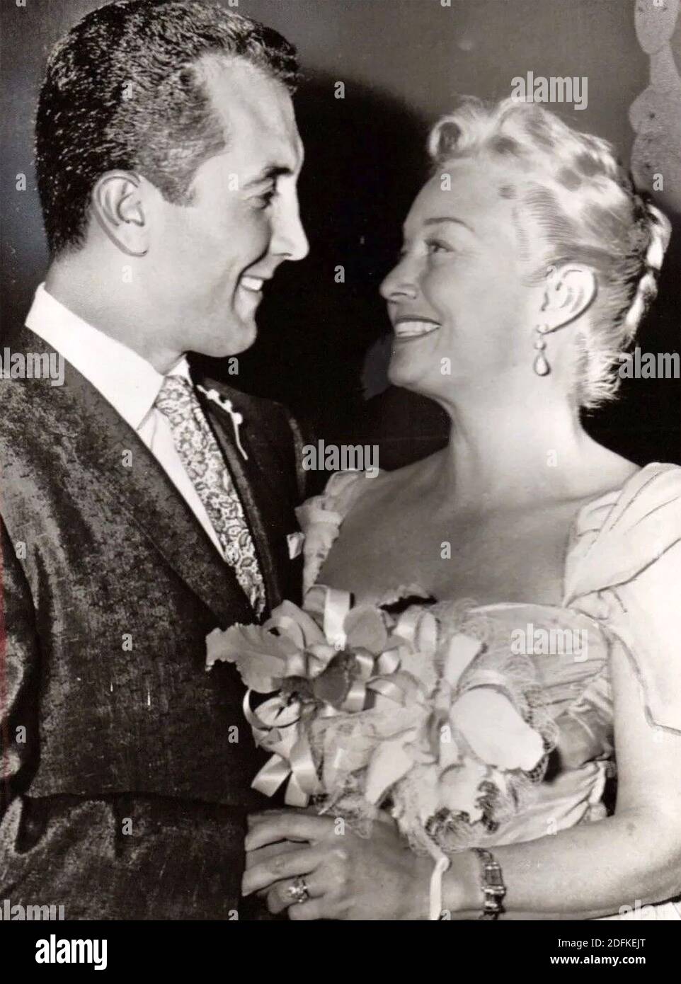 INA RAY HUTTON (1916-1984) Künstlername von Odessa Cowan, amerikanische Jazzsängerin und Bandleaderin mit ihrem vierten Ehemann, Friseur Michael Anter, bei ihrer Hochzeit in Las Vegas im Jahr 1958. Sie sollte sich von ihm scheiden und ein fünftes Mal heiraten. Stockfoto