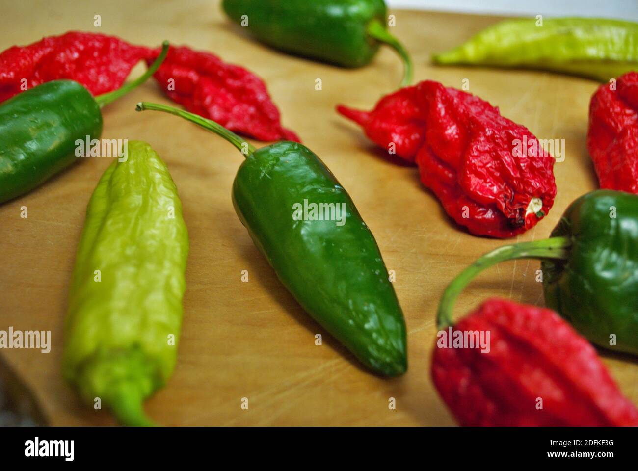 Frisch, jalapeno, habanero, Bananenpfeffer, Pfeffer, scharf, Banane, Holz, Hintergrund, Holz Hintergrund, Lebensmittel, Lebensmittel Hintergrund, frische Paprika, Garten, Bauernhof, Stockfoto