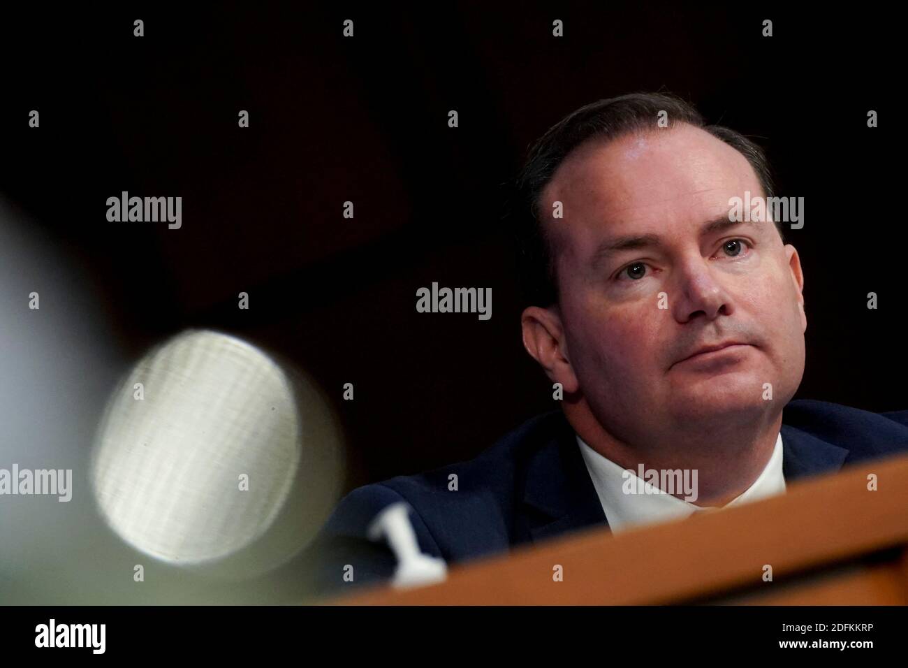 Senator Mike Lee, ein Republikaner aus Utah, hört am Dienstag, den 13. Oktober 2020, während einer Bestätigungsverhandlung des Justizausschusses des Senats in Washington, D.C., USA, zu. Die Demokraten bekommen ihren ersten Riss bei der Befragung von Amy Coney Barrett heute während ihrer Bestätigungsverhandlung am Obersten Gerichtshof der USA, wo sie planen, sich darauf zu konzentrieren, wie sie das Gericht in eine konservativere Richtung bewegen könnte, in Fragen wie Gesundheitsversorgung und Abtreibung. Foto von Stefani Reynolds/Pool/ABACAPRESS.COM Stockfoto