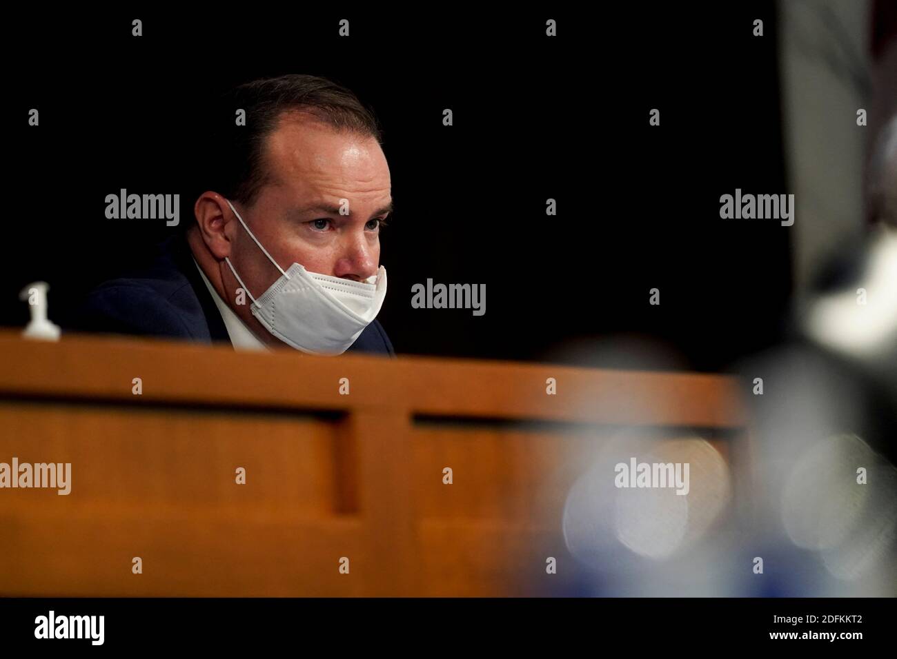 Senator Mike Lee, ein Republikaner aus Utah, trägt eine Schutzmaske während einer Bestätigungsverhandlung des Justizausschusses des Senats in Washington, D.C., USA, am Dienstag, den 13. Oktober 2020. Die Demokraten bekommen ihren ersten Riss bei der Befragung von Amy Coney Barrett heute während ihrer Bestätigungsverhandlung am Obersten Gerichtshof der USA, wo sie planen, sich darauf zu konzentrieren, wie sie das Gericht in eine konservativere Richtung bewegen könnte, in Fragen wie Gesundheitsversorgung und Abtreibung. Foto von Stefani Reynolds/Pool/ABACAPRESS.COM Stockfoto