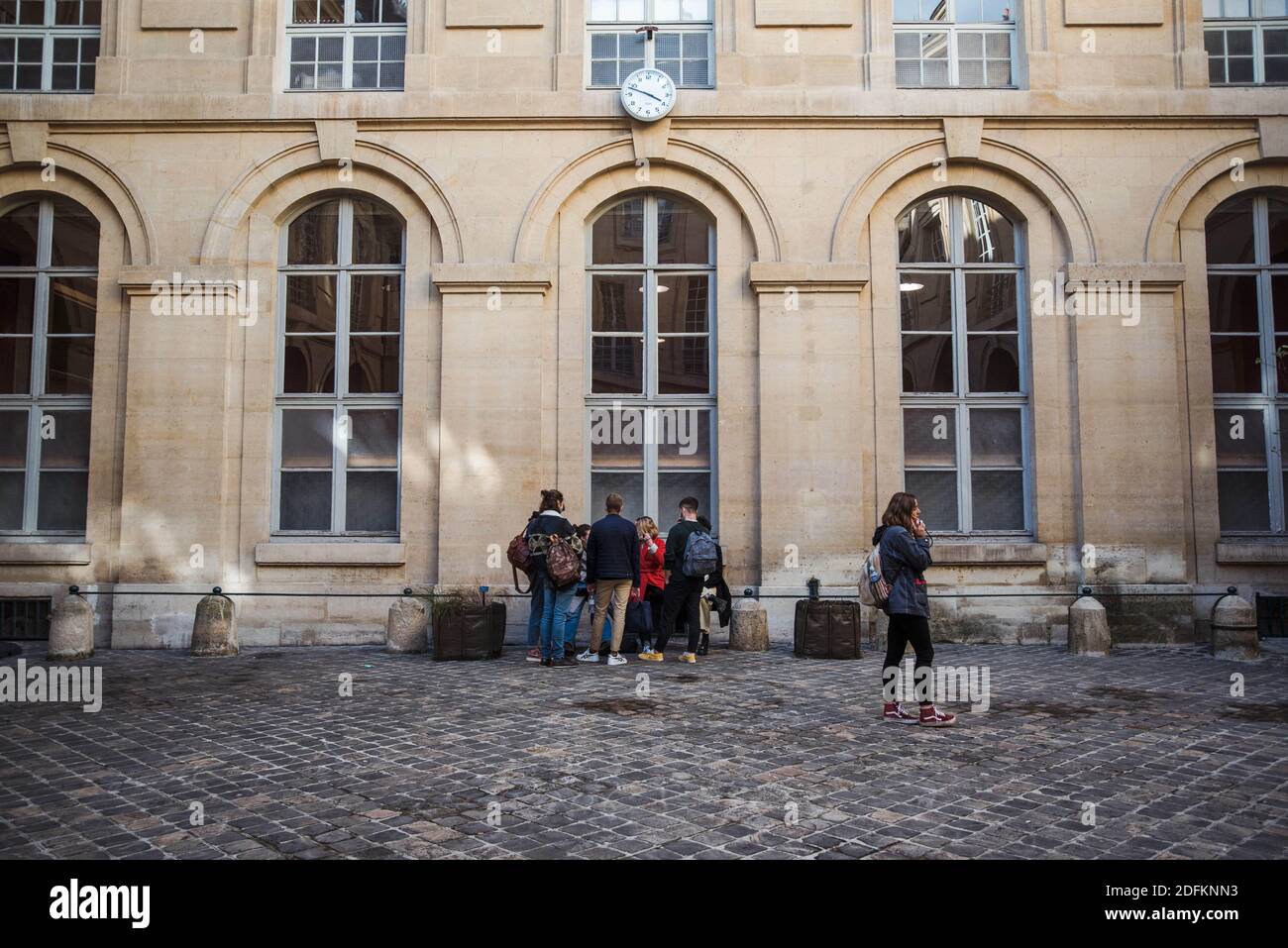 Am 13. Oktober 2020 wohnen die Studenten auf dem Hof der Universität La Sorbonne in der Rue du Pantheon in Paris, Frankreich. Eine der größten öffentlichen Universitäten Frankreichs ist fest davon überzeugt, dass sie auf dem Campus keine "physische Distanz" aufzwingen wird, sondern sagt, dass sie die Bemühungen zum Schutz von Mitarbeitern und Studenten vor COVID-19 verstärkt hat. An der Universität Pantheon-Sorbonne wurden Handdesinfektionsdispenser installiert, wiederverwendbare Masken sind leicht verfügbar und der Zeitpunkt der Klassen wurde als Teil neuer Maßnahmen, die inmitten der Pandemie umgesetzt wurden, versetzt. Studierende der Universität haben die Möglichkeit, entweder an Stockfoto