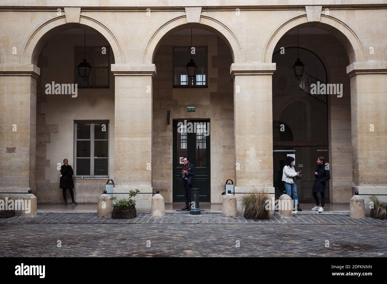 Studenten rauchen am 13. Oktober 2020 auf dem Hof der Universität La Sorbonne in der Rue du Pantheon in Paris, Frankreich. Eine der größten öffentlichen Universitäten Frankreichs ist fest davon überzeugt, dass sie auf dem Campus keine "physische Distanz" aufzwingen wird, sondern sagt, dass sie die Bemühungen zum Schutz von Mitarbeitern und Studenten vor COVID-19 verstärkt hat. An der Universität Pantheon-Sorbonne wurden Handdesinfektionsdispenser installiert, wiederverwendbare Masken sind leicht verfügbar und der Zeitpunkt der Klassen wurde als Teil neuer Maßnahmen, die inmitten der Pandemie umgesetzt wurden, versetzt. Studierende der Universität haben die Möglichkeit, entweder ein gegeben Stockfoto