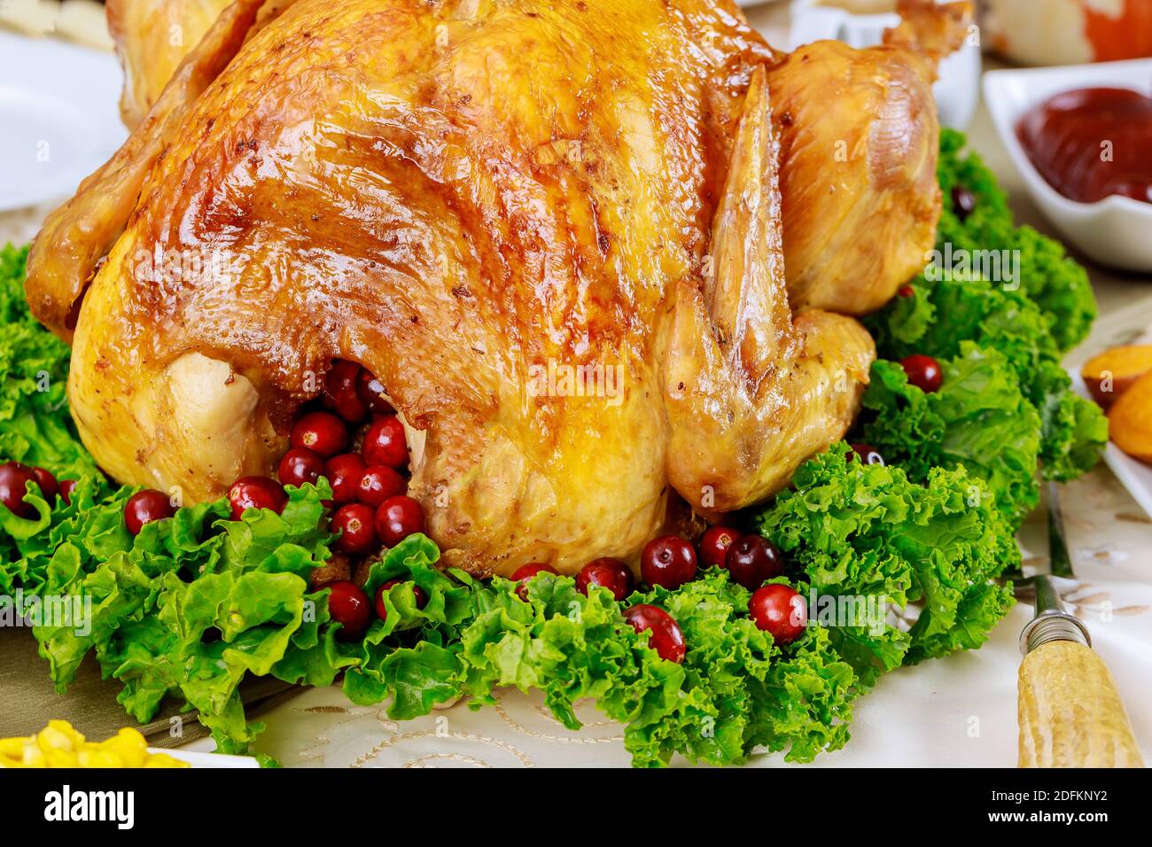 Ganz in der Nähe der türkei, dekoriert mit Grünkohl und Preiselbeere zum Weihnachtsessen. Weihnachtsneujahreskonzept. Stockfoto