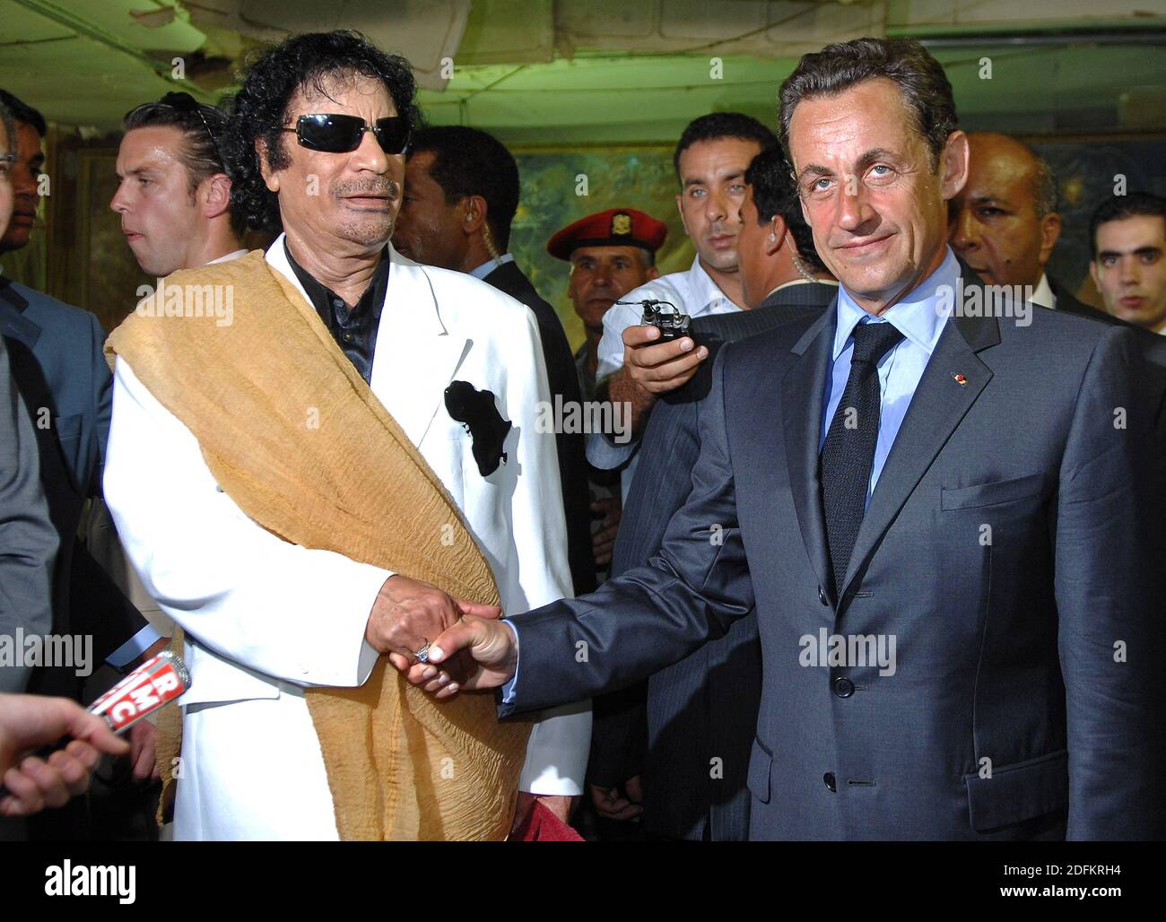 Datei Foto vom 25. Juli 2007 von Libyens Präsident Moammar Gadhafi (L) begrüßt seinen französischen Amtskollegen Nicolas Sarkozy im Bab Azizia Palast in Tripolis, Libyen. Die französischen Staatsanwälte stellten den ehemaligen Präsidenten Nicolas Sarkozy am Freitag wegen einer "kriminellen Vereinigung" wegen Vorwürfen, er habe die Finanzierung der Kampagne durch den ehemaligen libyschen starken Mann Muammar Gaddafi akzeptiert. Staatsanwälte untersuchen Vorwürfe, wonach der ehemalige libysche Staatschef Muammar Gaddafi Sarkozy heimlich 50 Millionen Euro für seinen ersten Präsidentschaftswahlkampf im Jahr 2007 gegeben habe. Die Vorwürfe wurden zuerst von einem der lat Stockfoto