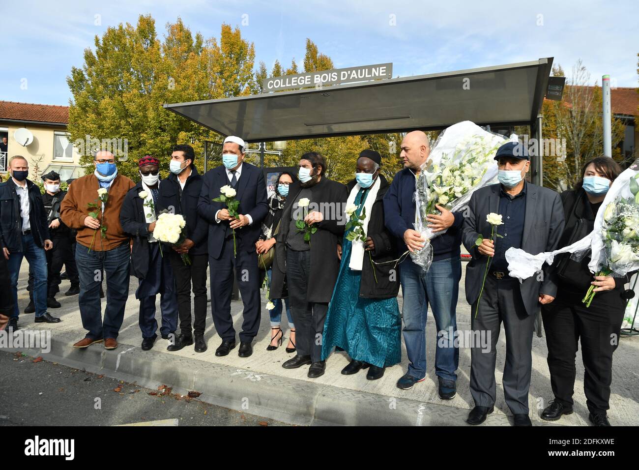 Imam von Drancy Hassen Chalghoumi und der jüdische Schriftsteller Marek Halter bei einer Versammlung von Imamen außerhalb der Bois d'Aulne Sekundarschule in Hommage an den ermordeten Geschichtslehrer Samuel Paty, Der am 19. Oktober 2020 in Conflans-Sainte-Honorine, nordwestlich von Paris, Frankreich, von einem Angreifer enthauptet wurde, weil er den Schülern Karikaturen des Propheten Mohammed in seiner Klasse gezeigt hatte. Paty, 47, wurde am 16. Oktober auf dem Heimweg von der Mittelschule angegriffen, wo er von dem 18-jährigen Tschetschenien Abdullakh Ansorov unterrichtete, der von der Polizei erschossen wurde. Nach dem Angriff nahmen Zehntausende von Menschen Teil Stockfoto