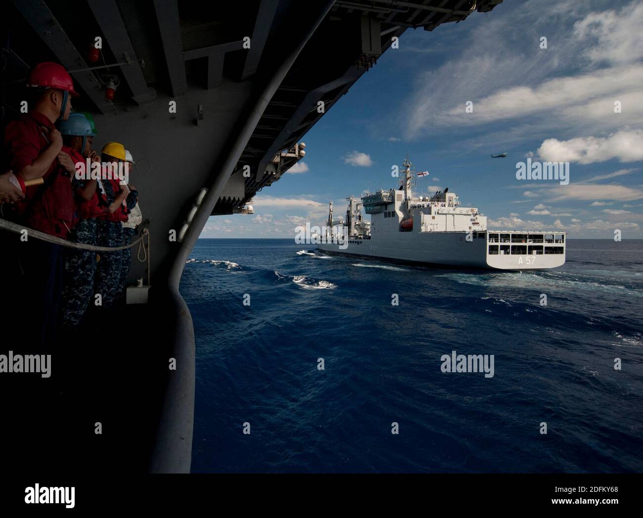 Handout-Datei Foto vom 13. April 2012 von Seeleuten an Bord des Nimitz-Klasse Flugzeugträgers USS Carl Vinson (CVN 70) stehen zur Seite, während das Schiff bei einer Betankung auf See mit dem Öler DER indischen Marine IN SHAKTI (A57) fährt. Carl Vinson und Carrier Air Wing (CVW) 17 werden an der Malabar-Übung mit Schiffen und Flugzeugen der indischen Marine eingesetzt. Australien wird sich Indien, den Vereinigten Staaten und Japan im nächsten Monat in den Malabar Marineübungen im Indischen Ozean, in einem Schritt, der erwartet wird, um die militärische Beziehung zwischen den vier Demokratien inmitten verstärkt zu stärken Stockfoto