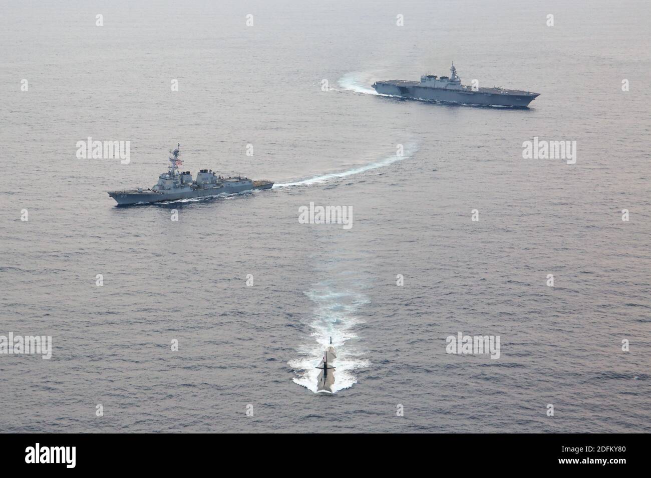 Handout-Datei Foto vom 30. September 2019 des Los Angeles-Klasse schnell-Angriff U-Boot USS Oklahoma City (SSN 723), zugeordnet zu Commander, U-Boot-Squadron 15, dampft vor den USA, Japan Maritime Self-Defense Force (JMSDF), und indischen Schiffen während der Malabar 2019 Foto Übung (PHOTOEX). Australien wird sich Indien, den Vereinigten Staaten und Japan bei den Malabar-Marineübungen im Indischen Ozean im nächsten Monat anschließen, was die militärischen Beziehungen zwischen den vier Demokratien inmitten zunehmender Spannungen mit China stärken dürfte. Die seit 1992 jährlich durchgeführten Manöver sind gewachsen Stockfoto