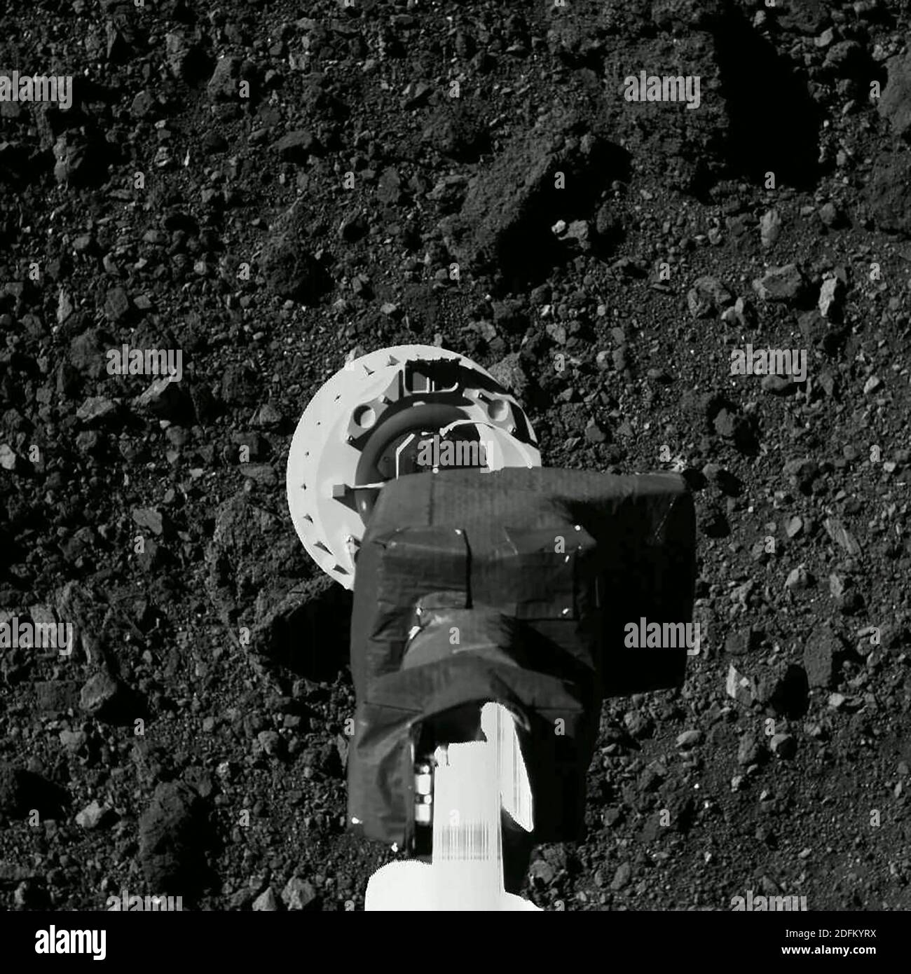Handout-Foto einer NASA-Raumsonde verlängerte einen 11-Fuß-langen Roboterarm und stieg auf die Oberfläche eines kleinen, schutt-verstreuten Asteroiden namens Bennu Dienstag, kurz Drücken einer Sammlung Gerät in den felsigen Körper in einem mutigen Versuch, Fels-und Bodenproben für die Rückkehr zur Erde zu erfassen. Auf dem Weg nach unten, bewegte sich die OSIRIS-Rex-Raumsonde mit einer Gletscherzeit von vier Zoll pro Sekunde und musste einem hoch aufragenden, baugroßen Felshügel, der als "Mount Doom" bekannt ist, ausweichen, um die gezielte Probenentnahme nahe der Mitte eines flachen, felsbedeckten Kraters zu erreichen, der als "Nightingale" bezeichnet wird. Foto von NASA via ABACAPRE Stockfoto