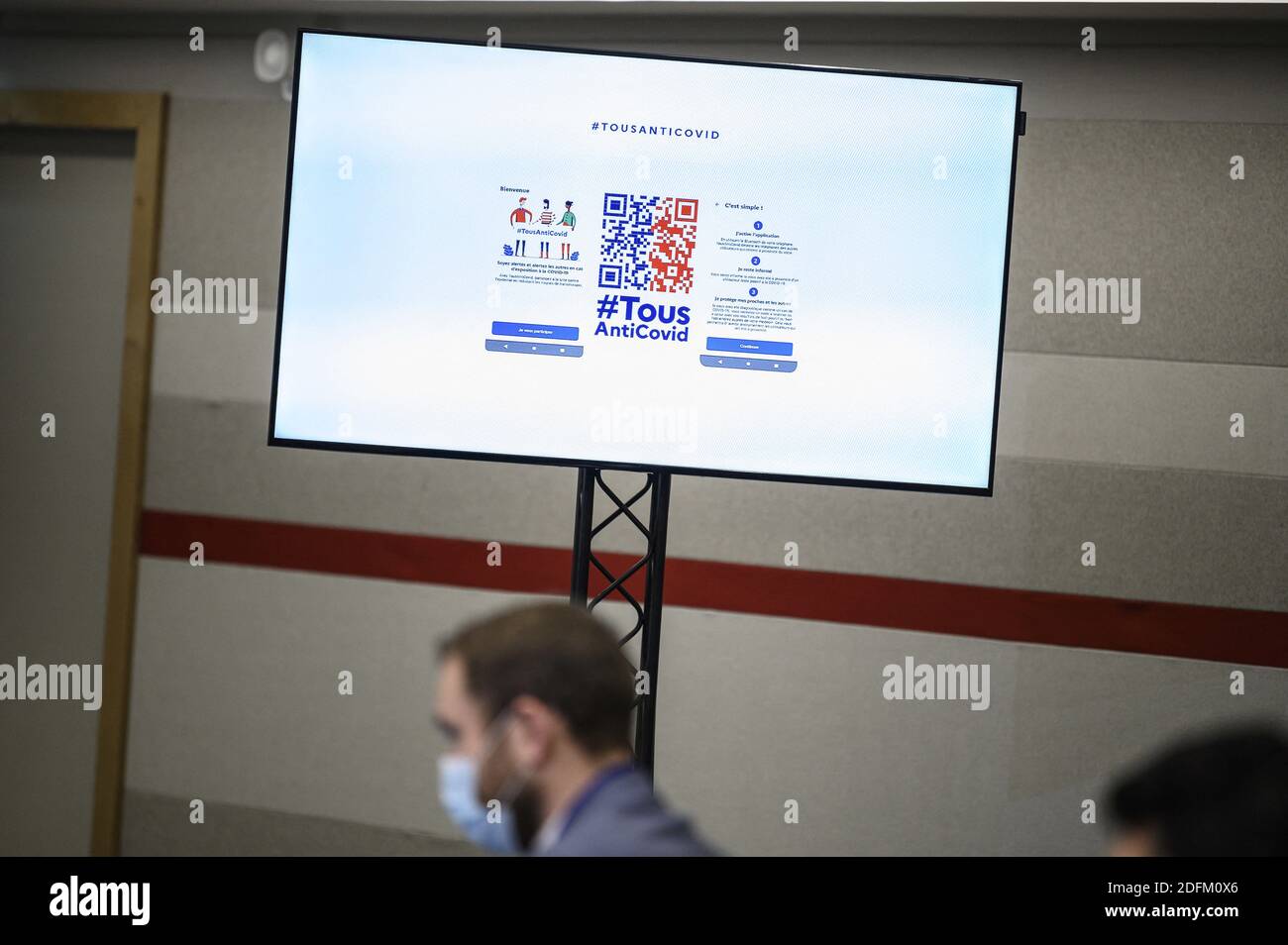 Das Logo der neuen App "jeder gegen den Covid" (Tous Anti Covid) wird auf einem Bildschirm während einer Pressekonferenz von Regierungsmitgliedern am 22. Oktober 2020 im Hotel Matignon in Paris angezeigt.Foto: Eliot Blondt/ABACAPRESS.COM Stockfoto