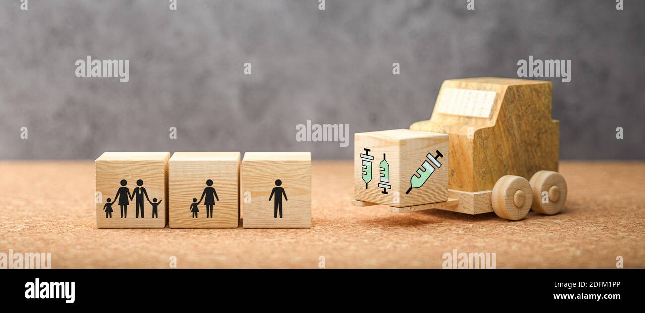 Gabelstapler mit Würfel mit Spritze Symbole und Würfel mit Person Symbole symbolisieren die Verteilung Problem der Impfung auf Kork und Beton Hintergrund - Stockfoto