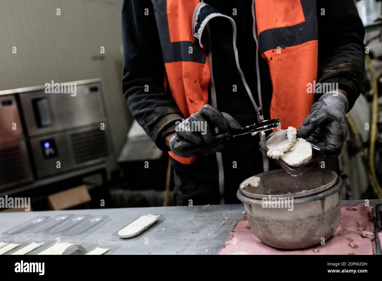 Ein Mann sammelt einen gemischten Kitt aus Zuckerrüben auf der ITB (Technical Institute of the Beetroot) Testanlage. Laon, Frankreich, 20. Oktober 2020. Foto von Daniel Derajinski/ABACAPRESS.COM Stockfoto