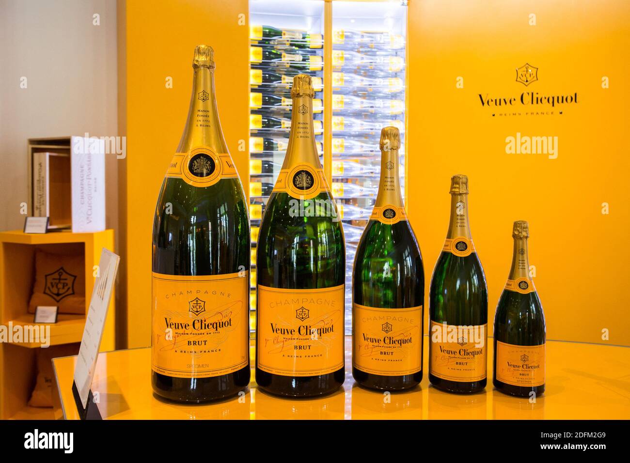 Ein Bild, das am 25. Oktober 2020 in Reims im Nordosten Frankreichs  aufgenommen wurde, zeigt Flaschen Veuve Clicquot Champagner. Veuve Clicquot  ist eine Niederlassung des französischen Luxusgüterunternehmens LVMH (Louis  Vuitton Moet Hennessy).