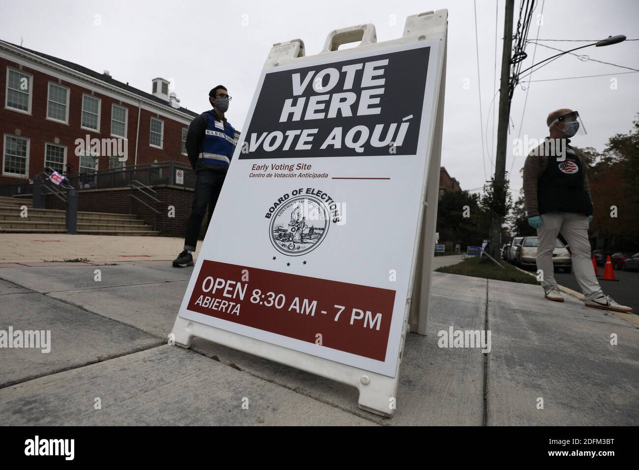 Ein Wahllokal Mitarbeiter warten auf die Wähler während eines ersten Tages der frühen Abstimmung in US-Präsidentschaftswahl in Washington am 27. Oktober 2020. Foto von Yuri Gripas/ABACAPRESS.COM Stockfoto