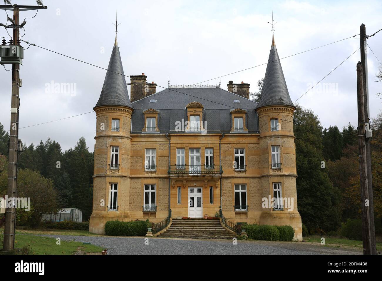 Der französische Serienmörder Michel Fourniret' ehemaliges Schloss Chateau de Sautou bei Donchery in den französischen Ardennen, Frankreich, am 28. Oktober 2020, wo er Ende der 1980er Jahre mindestens zwei seiner Opfer beisetzte. Am 3. Juli 2004 brachte ein Team französischer und belgischer Polizei die Leichen von zwei Opfern von Fourniret in der Nähe des Schlosses wieder auf. Foto von Jerome Domine/ ABACAPRESS.COM Stockfoto