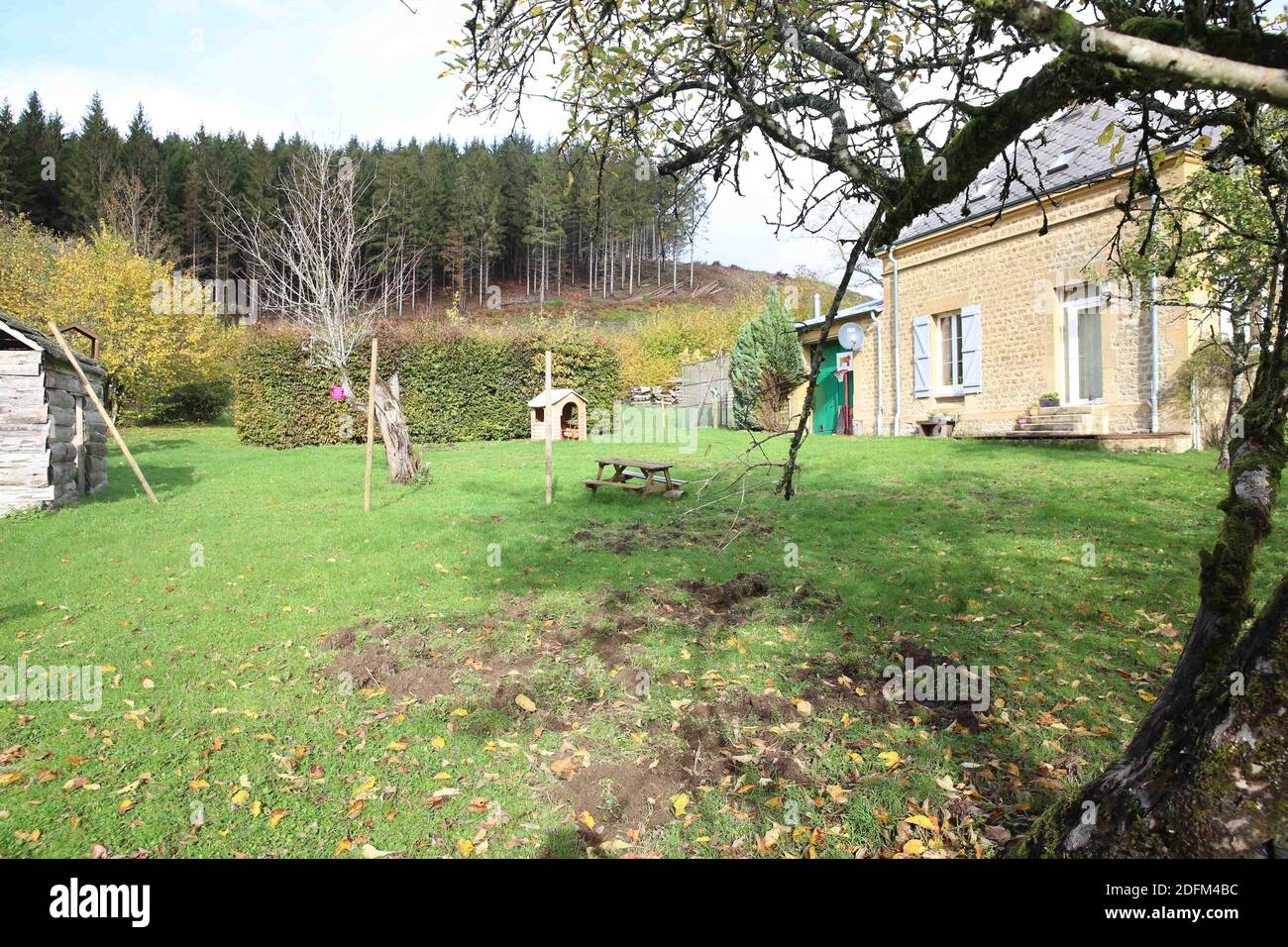 Der französische Serienmörder Michel Fourniret' ehemaliges Schloss Chateau de Sautou bei Donchery in den französischen Ardennen, Frankreich, am 28. Oktober 2020, wo er Ende der 1980er Jahre mindestens zwei seiner Opfer beisetzte. Am 3. Juli 2004 brachte ein Team französischer und belgischer Polizei die Leichen von zwei Opfern von Fourniret in der Nähe des Schlosses wieder auf. Foto von Jerome Domine/ ABACAPRESS.COM Stockfoto