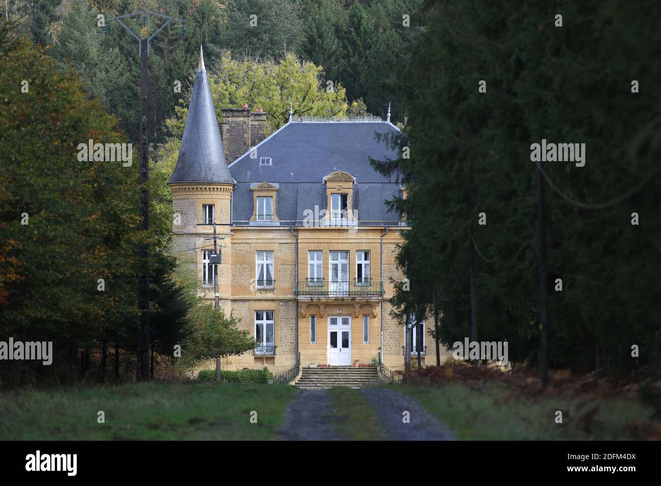 Der französische Serienmörder Michel Fourniret' ehemaliges Schloss Chateau de Sautou bei Donchery in den französischen Ardennen, Frankreich, am 28. Oktober 2020, wo er Ende der 1980er Jahre mindestens zwei seiner Opfer beisetzte. Am 3. Juli 2004 brachte ein Team französischer und belgischer Polizei die Leichen von zwei Opfern von Fourniret in der Nähe des Schlosses wieder auf. Foto von Jerome Domine/ ABACAPRESS.COM Stockfoto