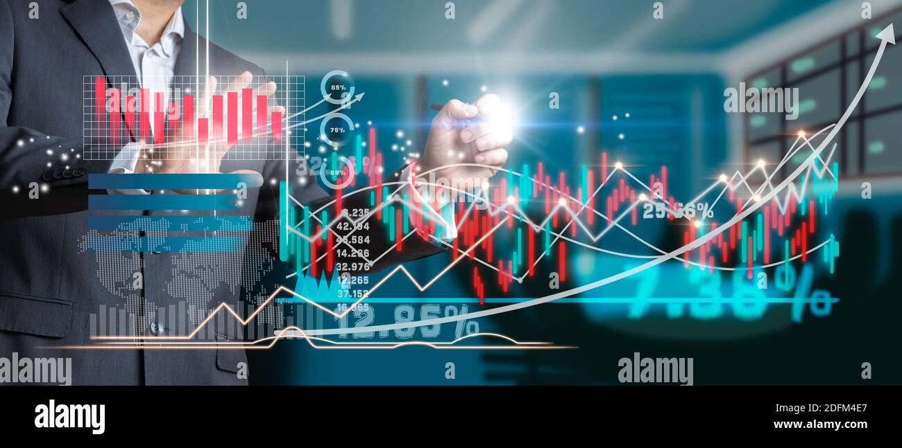 Geschäftsmann mit Tablet und Analyse Verkauf Daten Grafik Wachstum. Digitales Online-Marketing. Globale Netzwerkverbindung. Stockfoto