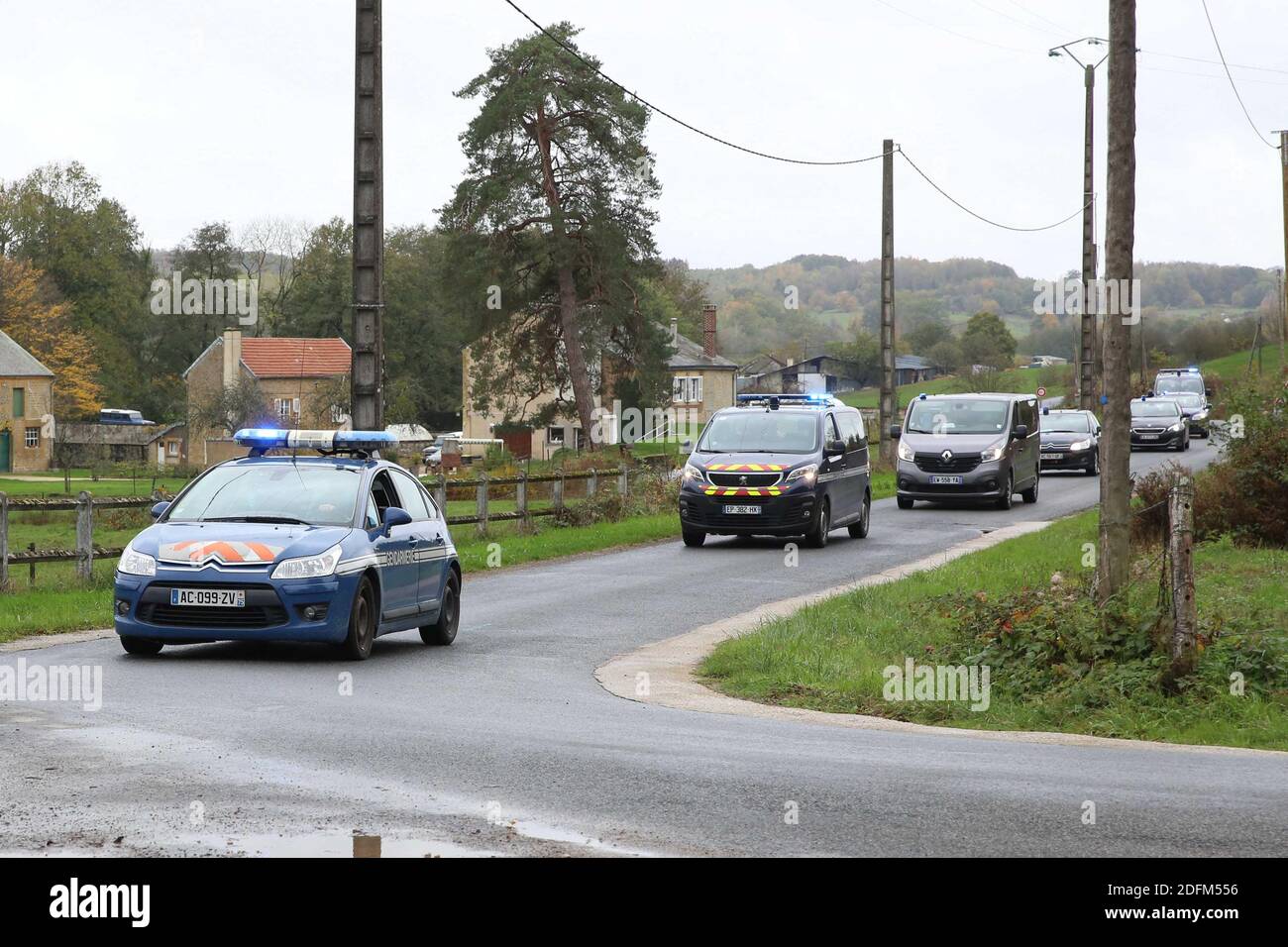 Der Konvoi mit dem französischen Serienmörder Michel Fourniret und seiner ehemaligen Frau Monique Olivier auf dem Weg zum Schloss Chateau de Sautou bei Donchery in den französischen Ardennen, Frankreich am 29. Oktober 2020, wo Fourniret mindestens zwei seiner Opfer in den späten 1980er Jahren begrub. Die Polizei durchsucht die Leiche des 2003 getöteten jungen Opfers Estelle Mouzin. Foto von Jerome Domine/ ABACAPRESS.COM Stockfoto