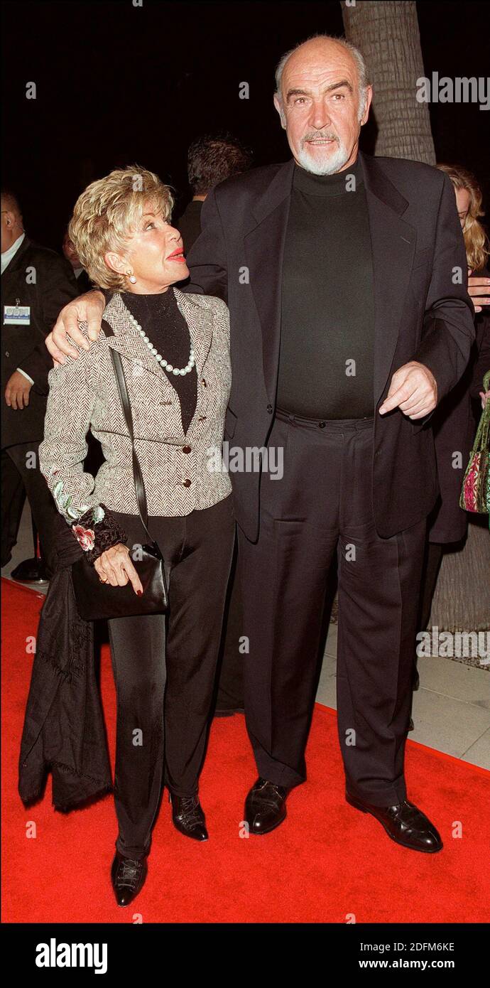 Datei-Foto vom 1. Dezember 2000 von Sean Connery und Frau Micheline Roquebrune bei der Premiere von Finding Forrester in Los Angeles, CA, USA, war der schottische Schauspieler am besten bekannt für seine Darstellung von James Bond, Als erster, der die Rolle auf den großen Bildschirm bringt und in sieben der Spionage-Thriller auftaucht. Sir Sean starb friedlich in seinem Schlaf auf den Bahamas, nachdem er "seit einiger Zeit unwohl" war, sagte sein Sohn. Foto von Lionel Hahn/ABACAPRESS.COM Stockfoto