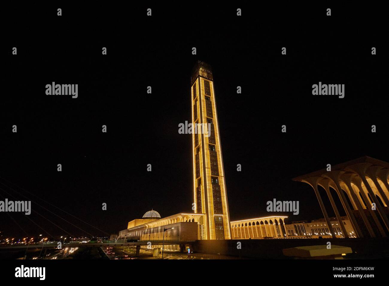 Eine Nacht Blick von außerhalb der Großen Moschee am 31. Oktober 2020 in Algier, Algerien. Djamaa el Djazair, auch bekannt als die große Moschee von Algier, beherbergt das höchste Minarett der Welt und ist die drittgrößte Moschee der Welt nach der Großen Moschee von Mekka und Al-Masjid an-Nabawi von Medina in Saudi-Arabien. Foto von Louiza Ammi/ABACAPRESS.COM Stockfoto