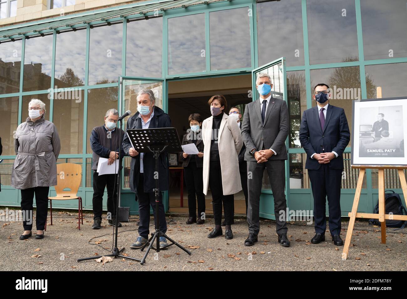 Hommage an den Lehrer Samuel Paty am Gymnasium Theodore de Banville - Moulins, Frankreich, november 2,2020 - in Anwesenheit von Laurent Wauquiez, Präsident der französischen Verwaltungsregion Auvergne-Rhone-Alpes und dem Präfekten von Allier Marie Françoise Lecaillon. Foto von Fanny Reynaud ABACAPRESS.COM Stockfoto