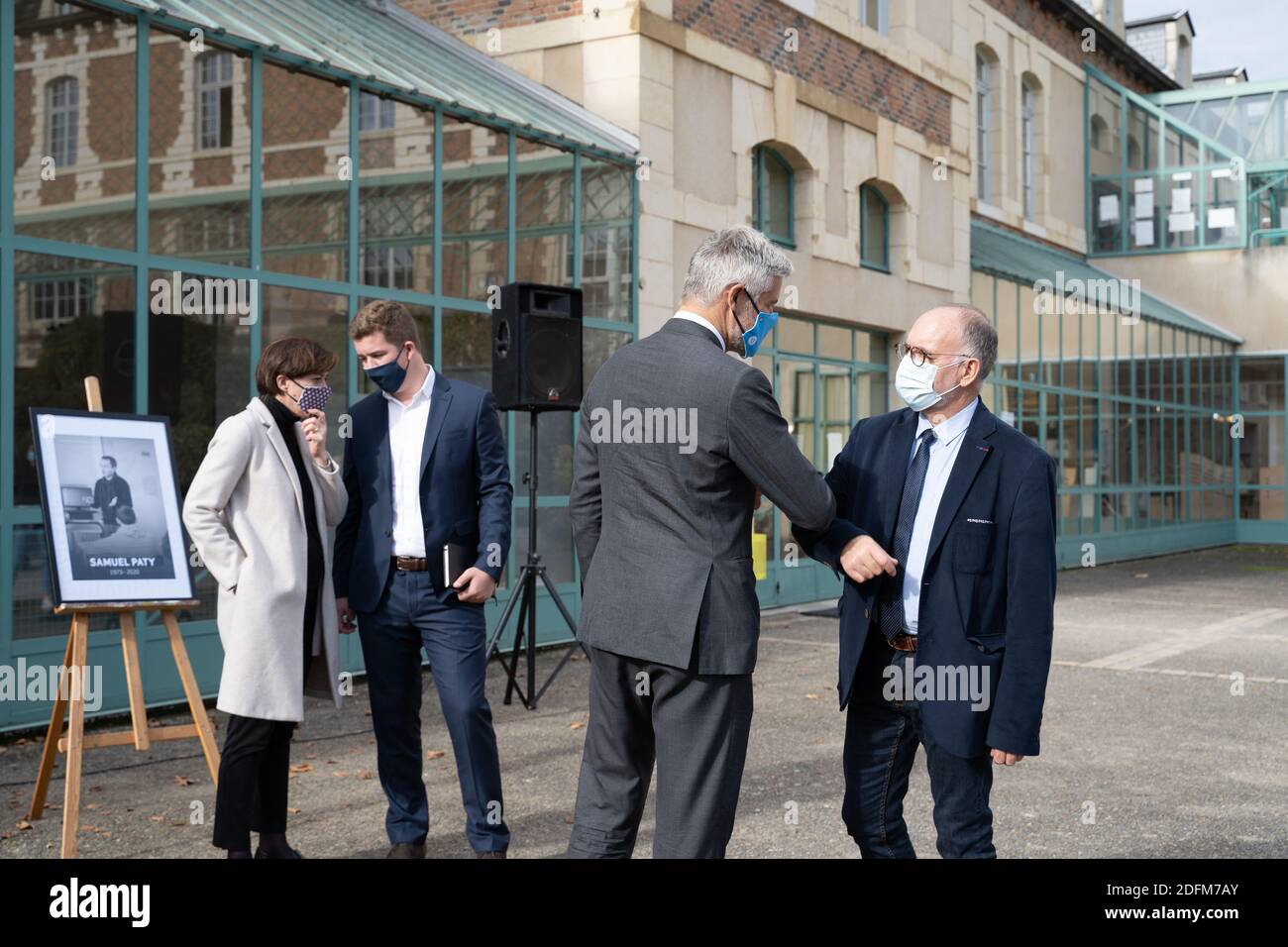 Hommage an den Lehrer Samuel Paty am Gymnasium Theodore de Banville - Moulins, Frankreich, november 2,2020 - in Anwesenheit von Laurent Wauquiez, Präsident der französischen Verwaltungsregion Auvergne-Rhone-Alpes und dem Präfekten von Allier Marie Françoise Lecaillon. Foto von Fanny Reynaud ABACAPRESS.COM Stockfoto