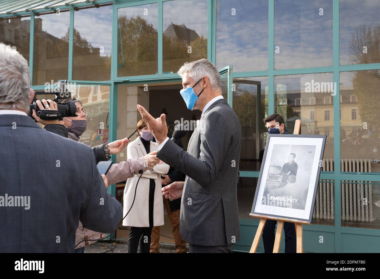 Hommage an den Lehrer Samuel Paty am Gymnasium Theodore de Banville - Moulins, Frankreich, november 2,2020 - in Anwesenheit von Laurent Wauquiez, Präsident der französischen Verwaltungsregion Auvergne-Rhone-Alpes und dem Präfekten von Allier Marie Françoise Lecaillon. Foto von Fanny Reynaud ABACAPRESS.COM Stockfoto