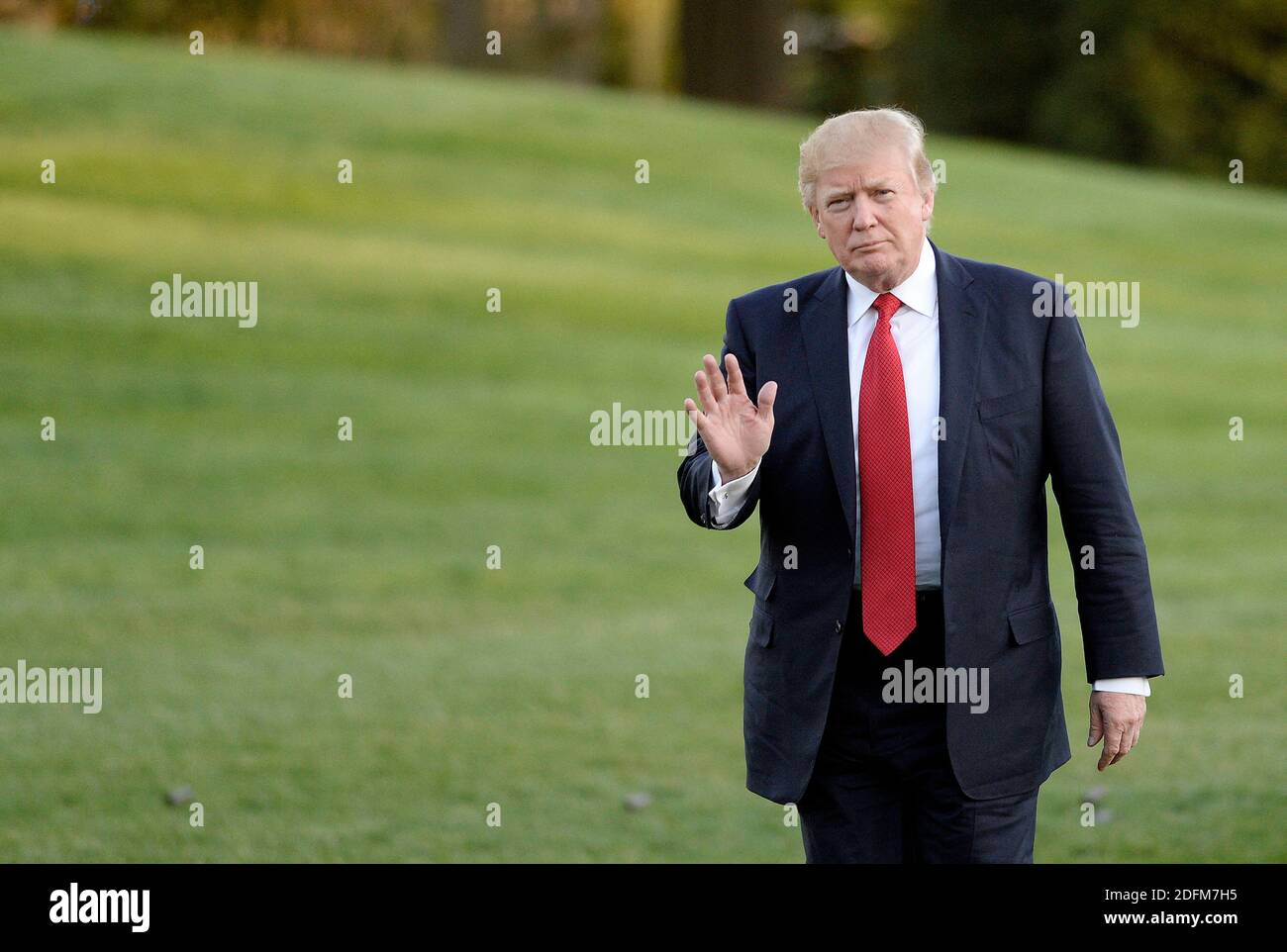 Datei Foto - US-Präsident Donald Trump spaziert auf dem Südlawn nach seiner Ankunft im Weißen Haus in Washington, DC, 9. April 2017 Donald Trump hat privat anvertraut, dass er befürchtet, dass er bei einem Verlust der Präsidentschaftswahl mit mehreren Strafverfolgungen konfrontiert wird. Der Präsident der Vereinigten Staaten hat den Leuten gesagt, dass er erwartet, dass die Chancen der Anklage gegen ihn dramatisch steigen, wenn er Joe Biden am 3. November verliert. Laut der New York Times ist Trump besorgt über eine laufende Untersuchung seiner Finanzen durch den Manhattan District Attorney Cyrus Vance. Foto von Olivier Douliery/Abaca Stockfoto