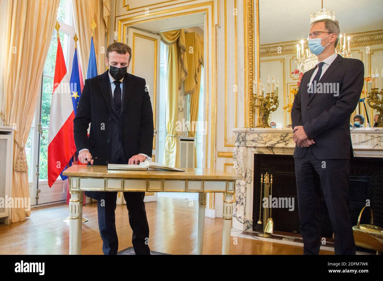 Der französische Präsident Emmanuel Macron unterschreibt das Kondolenzbuch vor der Australischen Botschaft in Anwesenheit des österreichischen Botschafters Michael Linhart in Paris nach dem Terroranschlag gestern Abend in Wien, bei dem am 03. November 2020 in Paris Frankreich mindestens 4 Menschen ums Leben kamen und mehrere verletzt wurden. Foto von Nasser Berzane/ABACAPRESS.COM Stockfoto