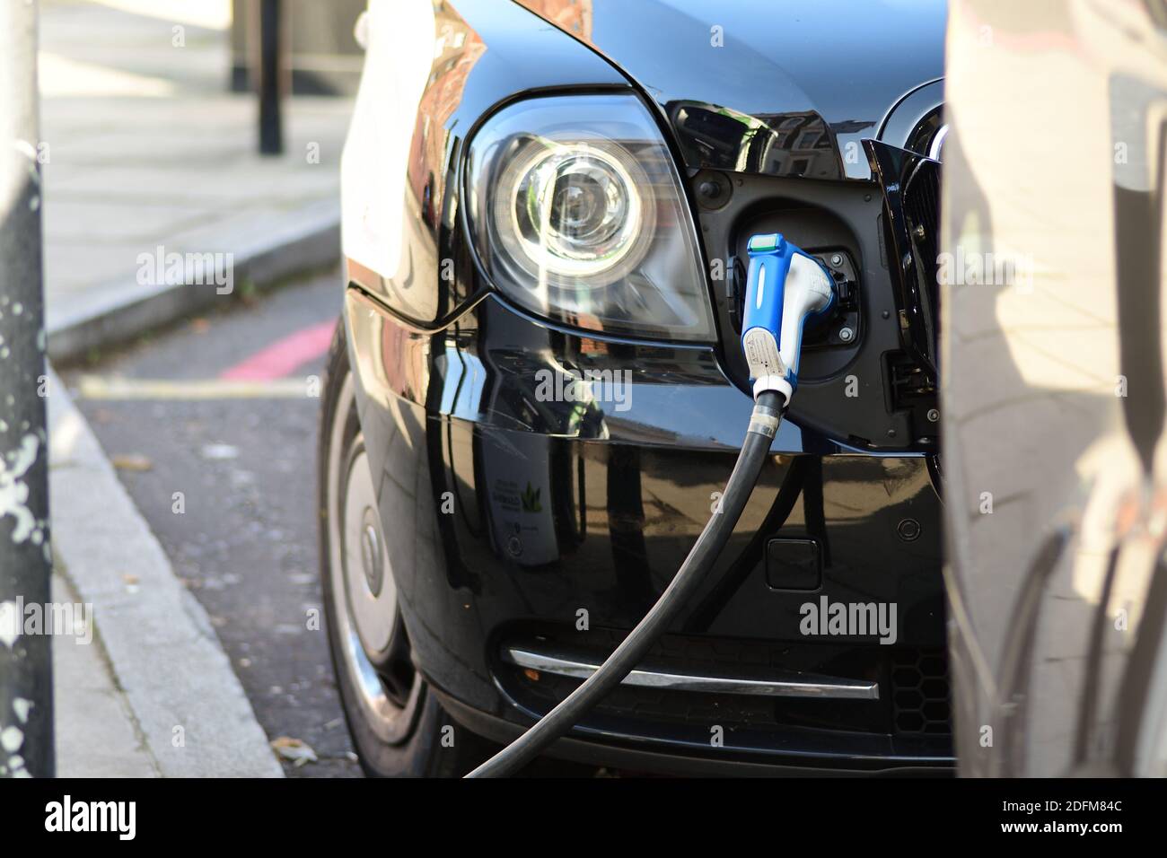 London UK 7. November 2020 Electric Black Cab Taxi Recharding An einer Ladestation Nahaufnahme Stockfoto