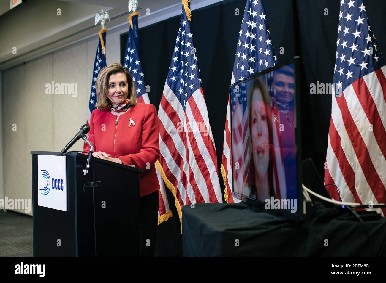 Die Sprecherin des Hauses Nancy Pelosi hält eine Pressekonferenz im Hauptquartier des Wahlkampfkomitees des Demokratischen Kongresses in Washington, D.C., während die Wahlergebnisse 2020 ausgezählt werden. DCCC-Vorsitzende Cheri Bustos trat virtuell aus Moline, Illinois, auf. Foto von Alyssa Schukar/Pool/ABACAPRESS.COM Stockfoto