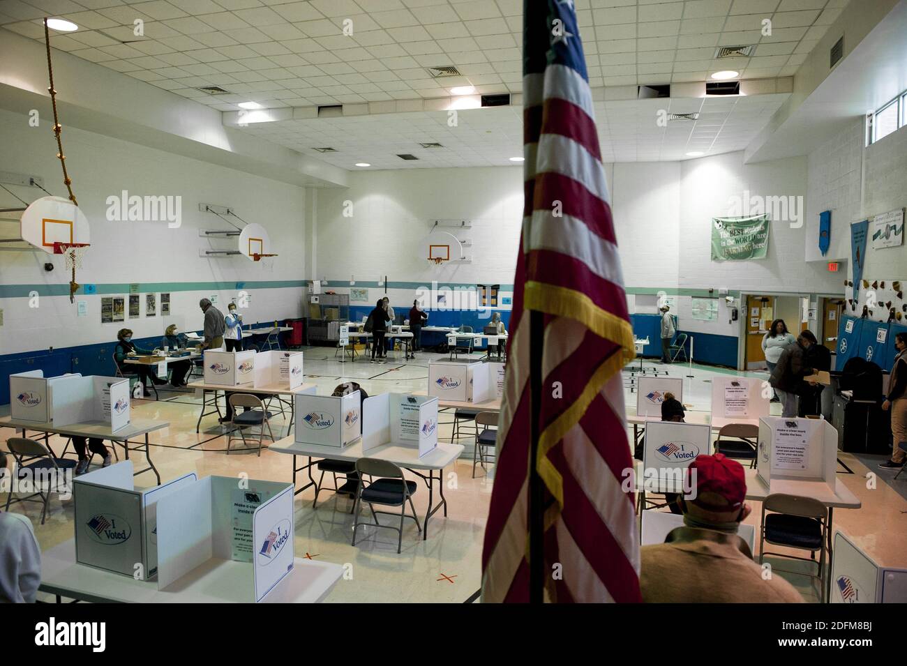 Wahlhelfer unterstützen ankommende Wähler in der Turnhalle der traditionellen Akademie von Lyles-Crouch am Wahltag in Alexandria, VA., Dienstag, 3. November 2020. Foto von Rod Lampey/CNP/ABACAPRESS.COM Stockfoto