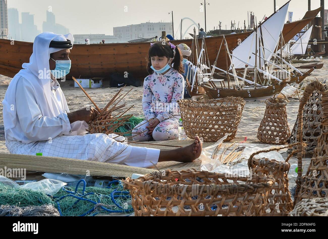 Doha, Katar. Dezember 2020. Handwerker machen traditionelle Fischkörbe während des 10. Katara traditionellen Dhow Festival in Doha, Hauptstadt von Katar, 5. Dezember 2020. Das Festival fand vom 1. Bis 5. Dezember hier statt, um maritime Traditionen zu präsentieren. Quelle: Nikku/Xinhua/Alamy Live News Stockfoto
