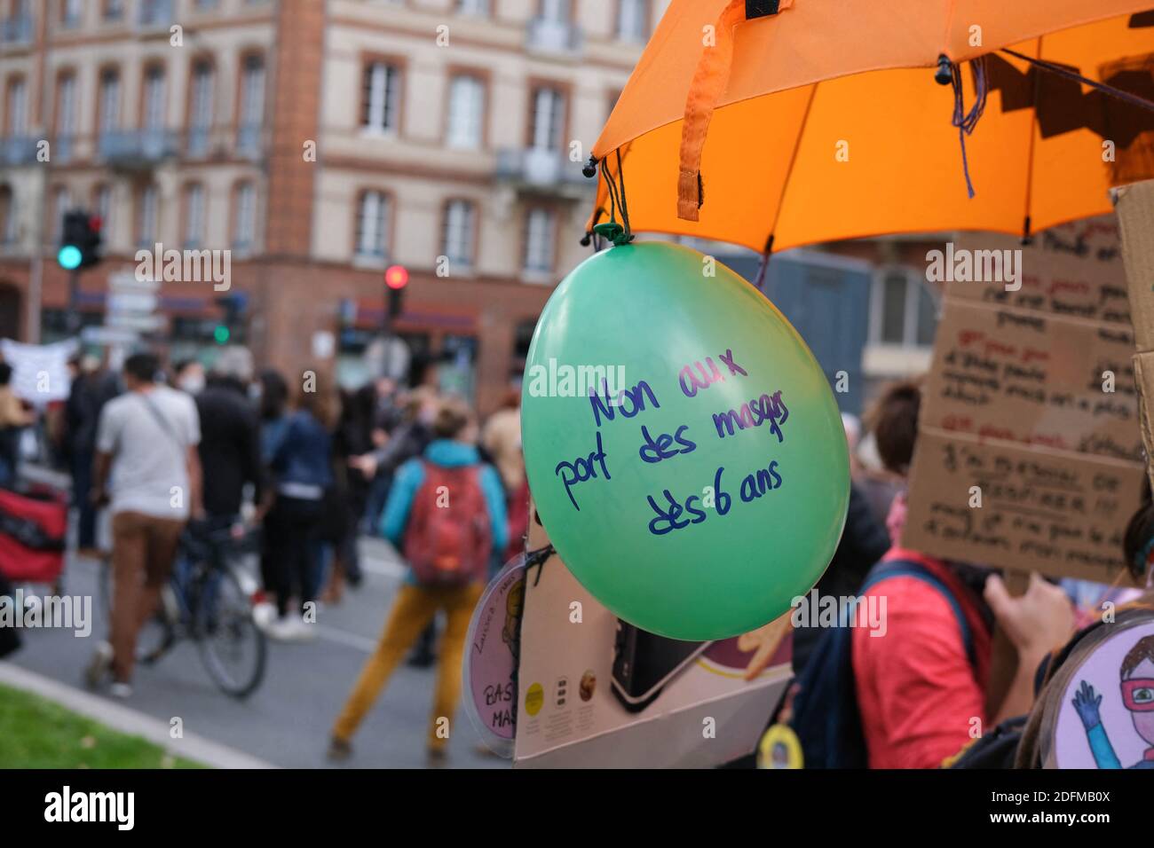 Ballon mit der Aufschrift "Nein zum Tragen einer Maske von 6 Jahren" (Non au Port du Masque dès 6 ans). Auf Aufruf mehrerer Lehrergewerkschaften sahen viele Schulen ihre Mitarbeiter in Toulouse (Frankreich) streiken; sie veranstalteten am 10. November 2020 eine Demonstration in den Straßen der Stadt. Die Forderungen beziehen sich auf die Entscheidungen der Regierung, Schüler in Klassenzimmern willkommen zu heißen: Nicht durchsetzbare physische Distanzierung, Tragen einer Maske ab 6 Jahren, gesundheitliche Exposition des Personals, etc. Foto von Patrick Batard / ABACAPRESS.COM Stockfoto