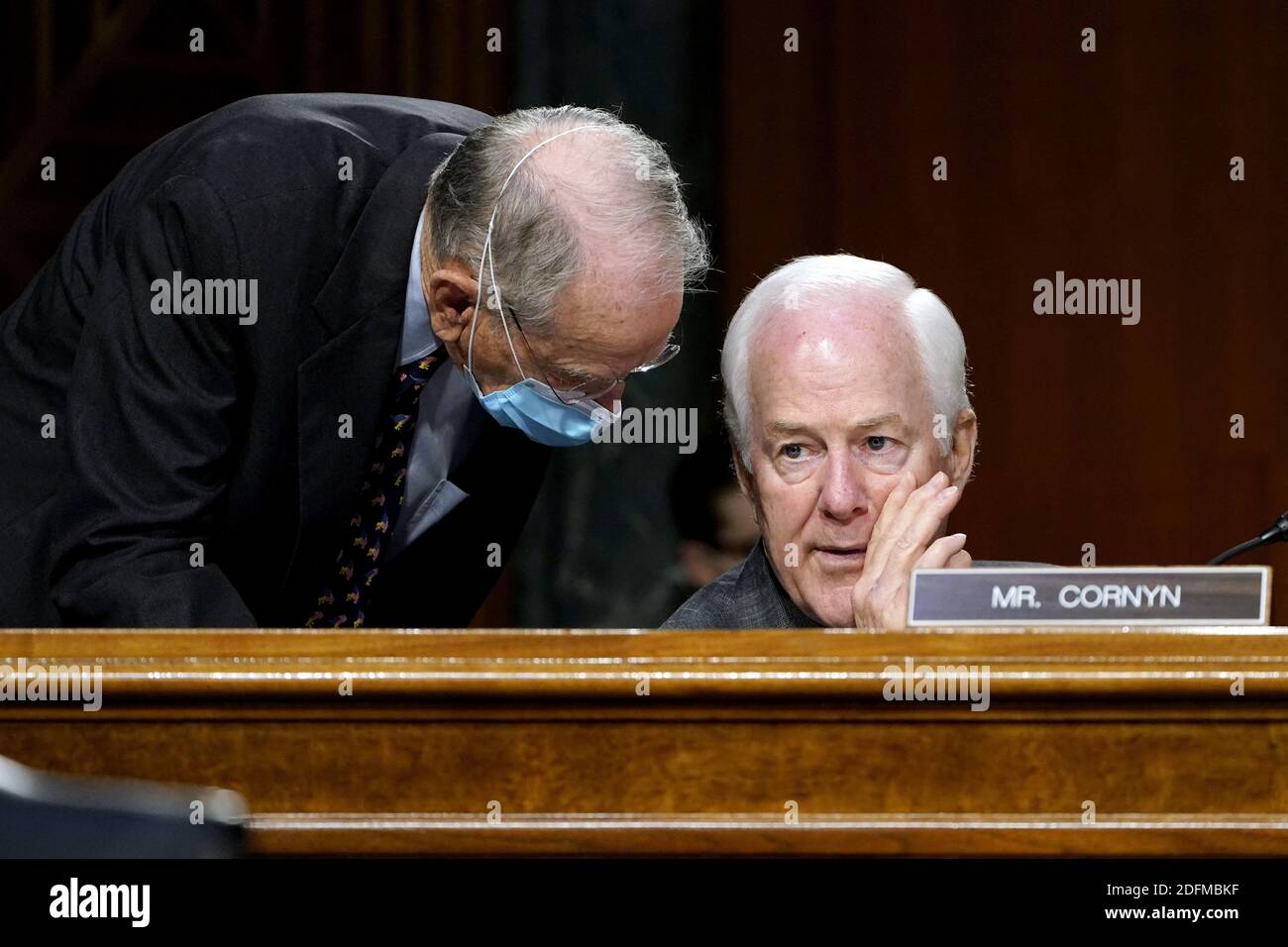 Senator Chuck Grassley, R-Iowa, links, spricht mit Senator ...