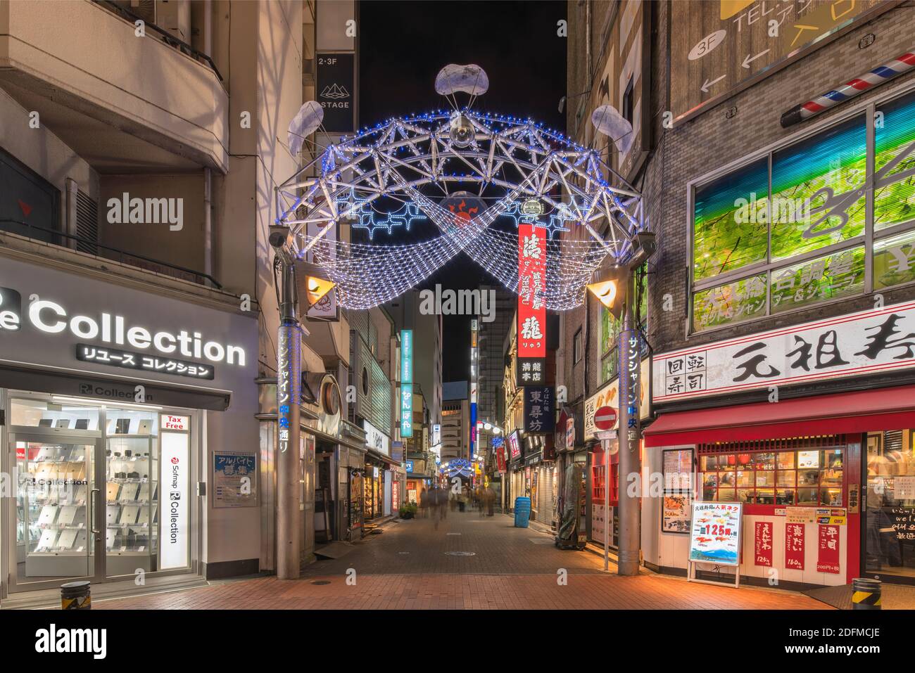 ikebukuro, japan - dezember 31 2019: Nachtansicht des beleuchteten Eingangstors der Sunshine Central Street, die den östlichen Ausgang von Ikebukuro verbindet Stockfoto