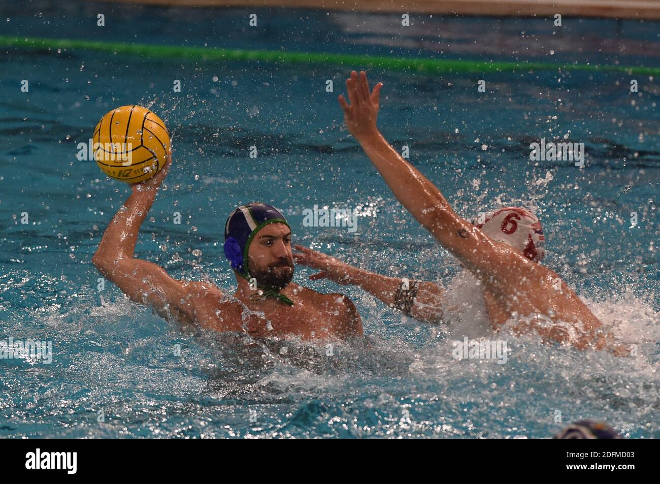 Savona, Italien. Dezember 2020. ROCA BARCELO Marc (CE Mediterranei), Rizzo Valerio (Savona) während Rari Nantes Savona vs CE Mediterranei, len Euro Cup Wasserball Spiel in savona, Italien, Dezember 05 2020 Kredit: Unabhängige Fotoagentur/Alamy Live Nachrichten Stockfoto