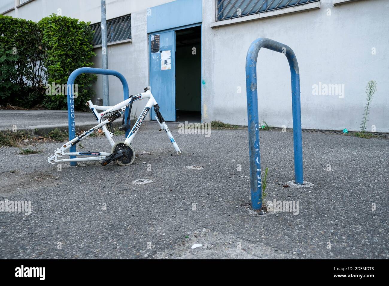 Seit der ersten Sperrung, verbunden mit Covid-19, hat die Praxis des Radsports als nachhaltiges Verkehrsmittel in Toulouse (Frankreich), wie in vielen französischen Städten, stark zugenommen. Aber auch ihre Diebstähle sind auf dem Vormarsch. Obwohl Elektrofahrräder sehr wünschenswert sind, werden traditionelle Fahrräder regelmäßig von allen Teilen abgezogen, die schnell weggenommen und weiterverkauft werden können. Die gut an den Straßenmöbeln befestigten Leichname bleiben mehrere Wochen auf der öffentlichen Autobahn, bevor Stadtbeamte sie als aufgegeben betrachten können. Herbst 2020, Foto von Patrick Batard / ABACAPRESS.COM Stockfoto