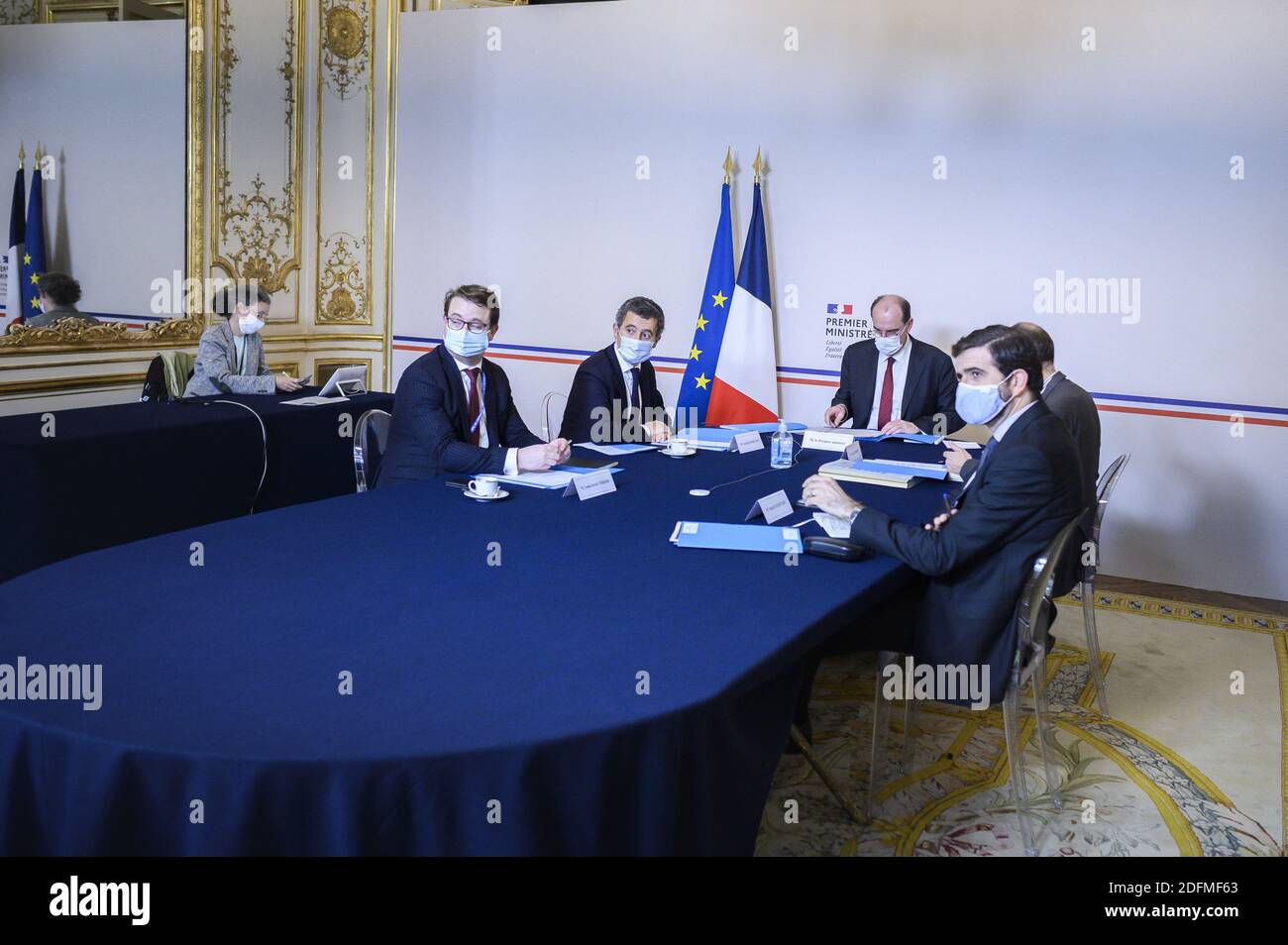 Der französische Premierminister Jean Castex und der französische Innenminister Gerarld Darmanin bei einem Treffen mit Vertretern religiöser Kulte im Hotel de Matignon am 16. november 2020. Foto von ELIOT BLONDT/ABACAPRESS.COM Stockfoto
