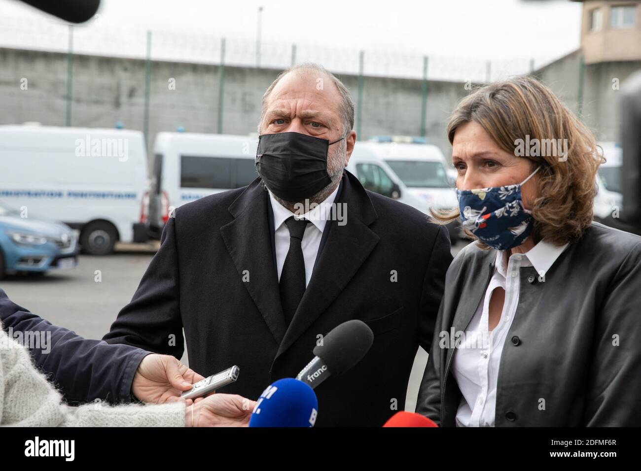 Justizminister Eric Dupond-Moretti spricht neben dem Präsidenten der Gesetzkommission bei der französischen Nationalversammlung Yael Braun-Pivet bei einem Besuch im Gefängnis Val D'Oise in Osny, einem nördlichen Vorort von Paris, am 16. November 2020 mit Journalisten. Foto von Romuald Meigneux/Pool/ABACAPRESS.COM Stockfoto