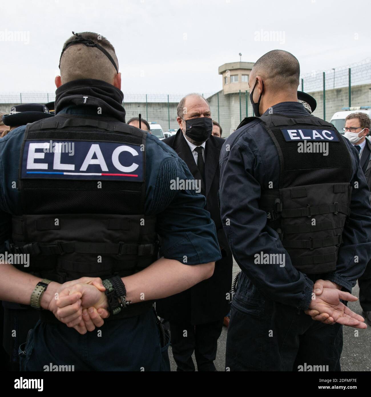 Der französische Justizminister Eric Dupond-Moretti besuchte am 16. November 2020 das Gefängnis Val D'Oise in Osny, einem nördlichen Vorort von Paris. Eric Dupond-Moretti spricht mit Mitgliedern von (ELAC), lokalen Unterstützungs- und Kontrollteams, deren Aufgabe es ist, die Durchführung von sektoralen Ausgrabungen vorzubereiten und an der Durchführung von Kontrolloperationen teilzunehmen, die von der Hauptniederlassung beschlossen wurden, Die Wachen bei der Bewegung von Häftlingen zu unterstützen oder an der Lösung von Vorfällen teilzunehmen. Foto von Romuald Meigneux/Pool/ABACAPRESS.COM Stockfoto