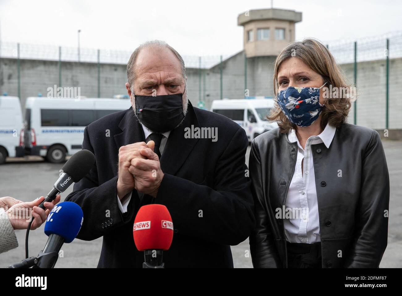 Justizminister Eric Dupond-Moretti spricht neben dem Präsidenten der Gesetzkommission bei der französischen Nationalversammlung Yael Braun-Pivet bei einem Besuch im Gefängnis Val D'Oise in Osny, einem nördlichen Vorort von Paris, am 16. November 2020 mit Journalisten. Foto von Romuald Meigneux/Pool/ABACAPRESS.COM Stockfoto