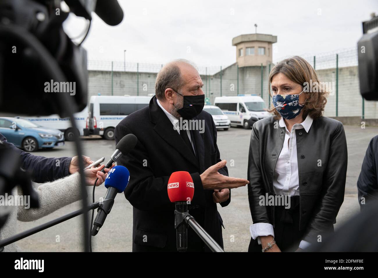 Justizminister Eric Dupond-Moretti spricht neben dem Präsidenten der Gesetzkommission bei der französischen Nationalversammlung Yael Braun-Pivet bei einem Besuch im Gefängnis Val D'Oise in Osny, einem nördlichen Vorort von Paris, am 16. November 2020 mit Journalisten. Foto von Romuald Meigneux/Pool/ABACAPRESS.COM Stockfoto