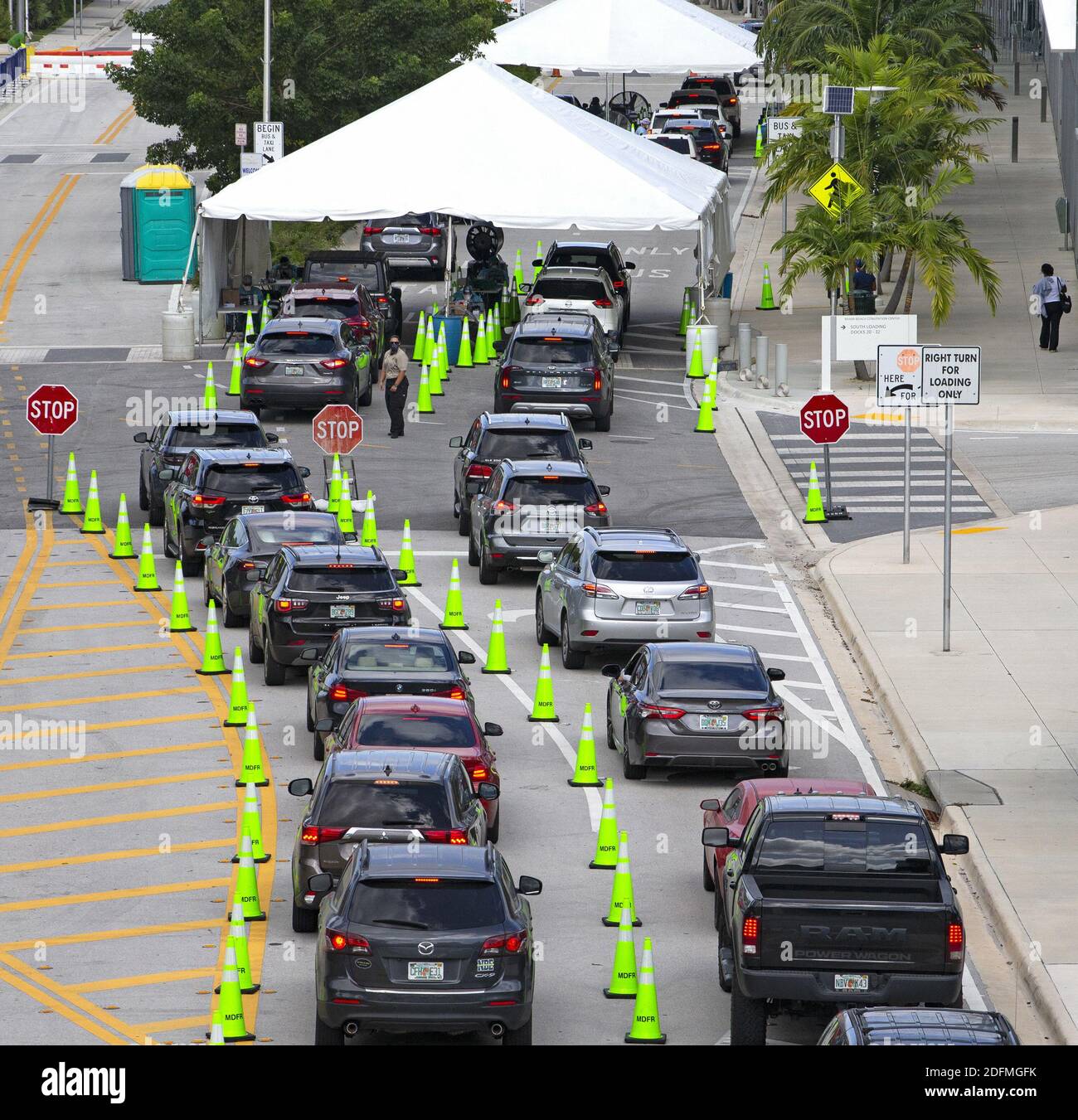 KEIN FILM, KEIN VIDEO, KEIN Fernsehen, KEINE DOKUMENTATION - Fahrzeuge stehen an, während Mitarbeiter des Gesundheitswesens am Mittwoch, den 18. November 2020 in Miami Beach, Florida, USA, beim Check-in für Tests im Drive-Thru Testzentrum COVID-19 helfen. Die USA haben mehr als 250,000 Todesfälle von Covid-19 verzeichnet, ein düsterer Marker, da die Fälle wieder im ganzen Land aufsteigen. Nach Angaben der Johns Hopkins University hat das Land jetzt 250,029 Todesfälle und fast 11.5 Millionen Fälle gemeldet. Foto von David Santiago/Miami Herald/TNS/ABACAPRESS.COM Stockfoto