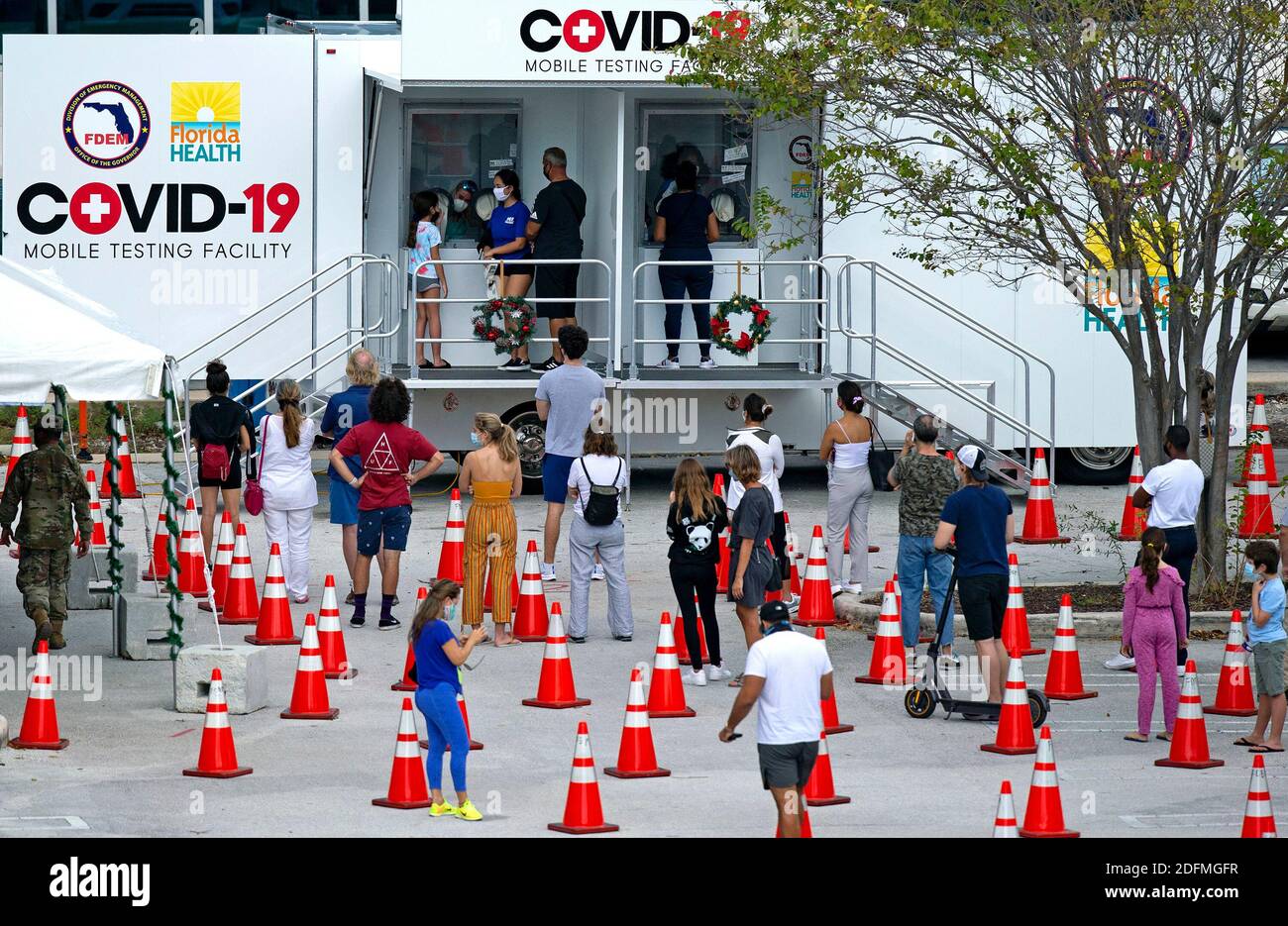KEIN FILM, KEIN VIDEO, KEIN Fernsehen, KEINE DOKUMENTATION - Menschen stehen in der Schlange, um am Mittwoch, den 18. November 2020 in Miami Beach, FL, USA, in der mobilen Testanlage COVID-19 im Miami Beach Convention Center getestet zu werden. Die USA haben mehr als 250,000 Todesfälle von Covid-19 verzeichnet, ein düsterer Marker, da die Fälle wieder im ganzen Land aufsteigen. Nach Angaben der Johns Hopkins University hat das Land jetzt 250,029 Todesfälle und fast 11.5 Millionen Fälle gemeldet. Foto von David Santiago/Miami Herald/TNS/ABACAPRESS.COM Stockfoto