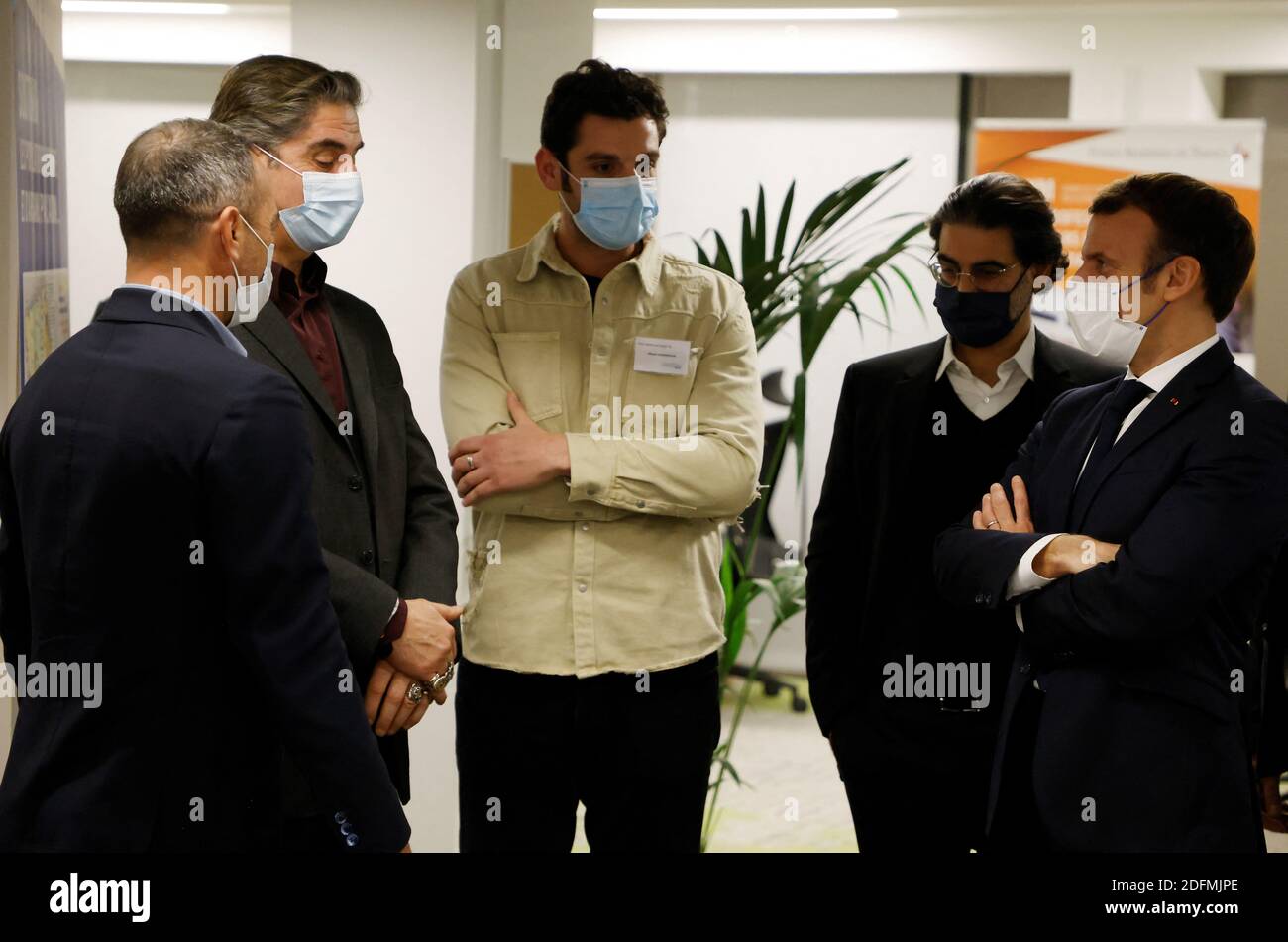 Der französische Präsident Emmanuel Macron (R) spricht mit dem ehemaligen französischen Fußballspieler Youri Djorkaeff (L) und dem französisch-armenischen Schauspieler Simon Abkarian über den Besuch des Phoneton 2020, einer jährlichen Spendenaktion, die vom französischen Mitgliedsfonds des Hayastan All-Armenian Fund (Fonds Armenien de France) für die Entwicklung Armeniens und Artsakhs organisiert wird. Am 21. November 2020 in Paris. Foto von Ludovic MARIN / Pool/ABACAPRESS.COM Stockfoto
