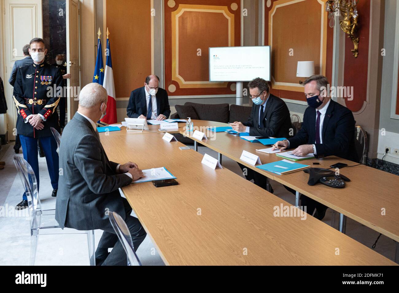 Jean Castex, Premierminister, Videokonferenz-Treffen mit gewählten Vertretern und professionellen Bergorganisationen, umgeben von Jerome Salomon (L), Generaldirektor für Gesundheit, Nicolas Revel (2R), Direktor des Kabinetts von Jean Castex, und Jean Baptiste Lemoyne, Staatssekretär für Tourismus (R). Paris, Frankreich, 23. November 2020. . Paris, Frankreich, 23. November 2020. Foto von Florent Bardos/ABACAPRESS.COM Stockfoto