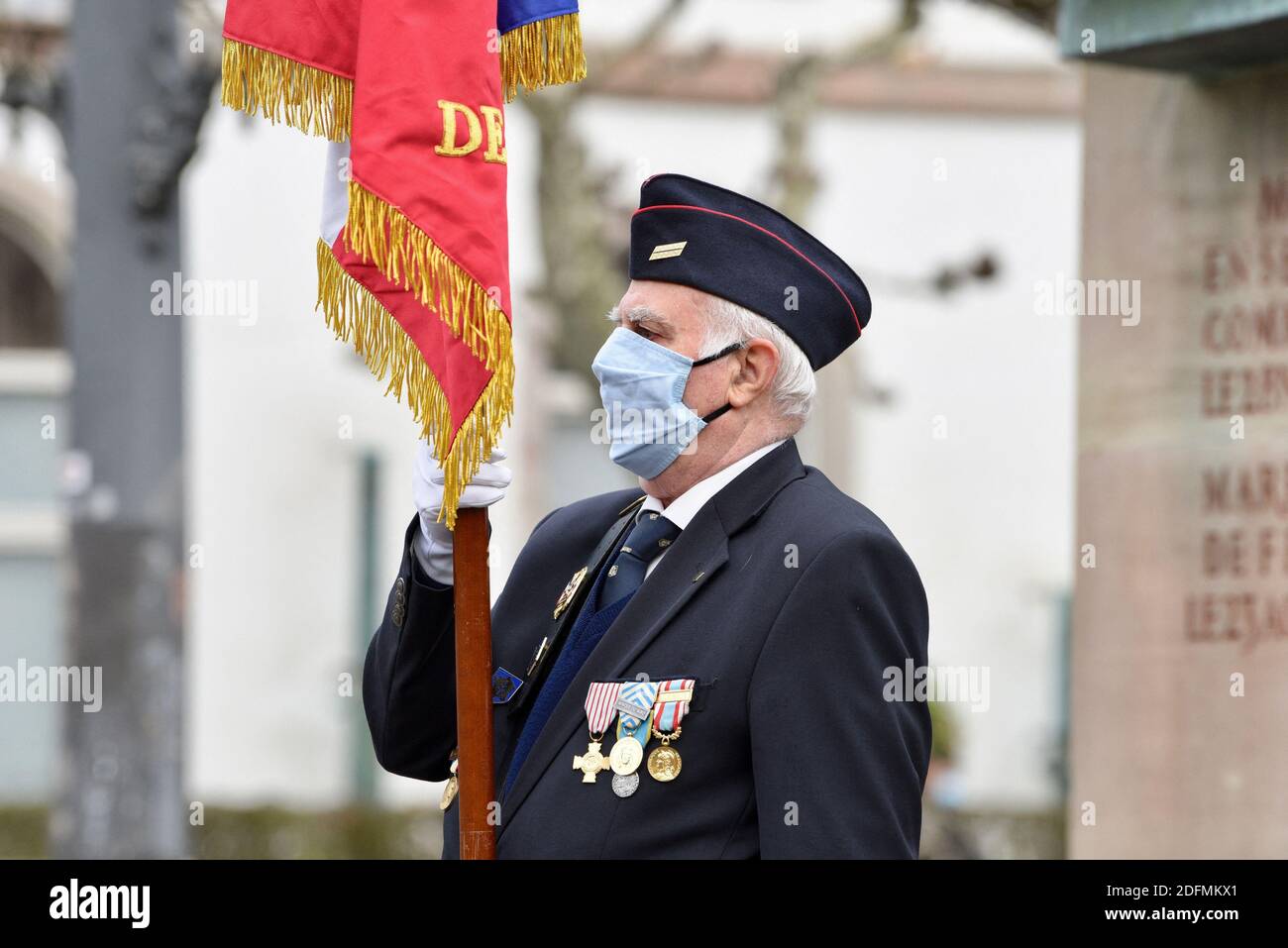 Ein Veteran nimmt am 23. November 2020 an einer Zeremonie zum 76. Jahrestag der Befreiung von Straßburg, Ostfrankreich, Teil. "Tragen Sie nicht, die Arme zu legen, bis unsere Farben, unsere schönen Farben, fliegen über Strasbourg Kathedrale". Der Eid von Kufra wurde am 23. November 1944 erfüllt, als General Leclerc und die französische 2. Panzerdivision Straßburg befreiten. Foto von Nicolas Roses/ABACAPRESS.COM Stockfoto